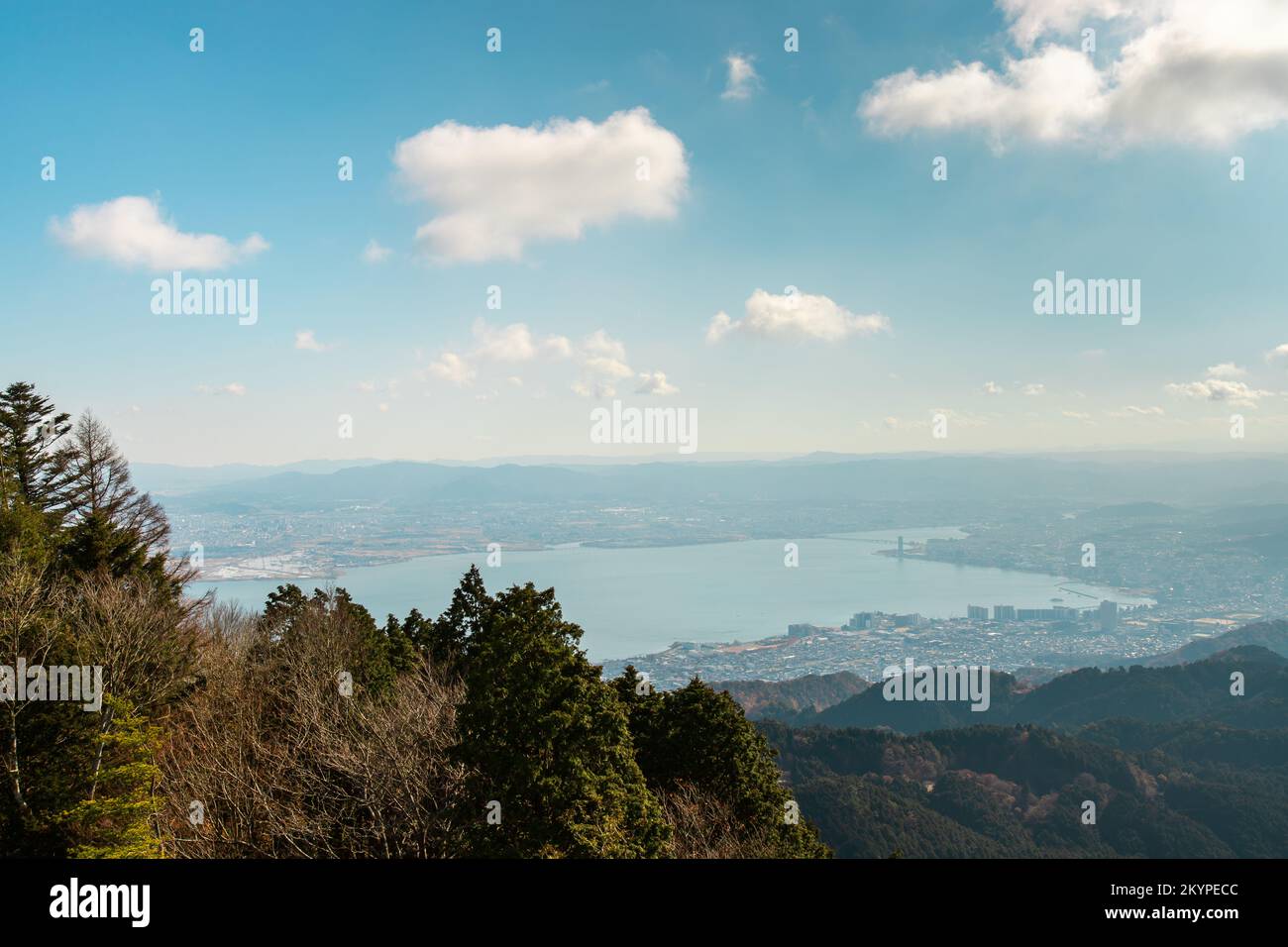 Paesaggio lato sud ovest del lago Biwa (Biwako) e paesaggio urbano di Otsu-shi da una cima di montagna di Hieizan (Monte Hiei), Shiga, Giappone Foto Stock