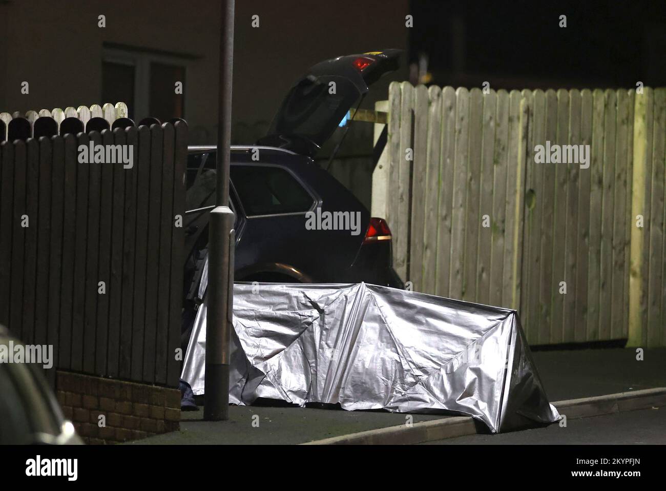 Una tenda eretta accanto ad un'auto sulla scena di un tiro fatale nella zona del Parco Ardcarn di Newry il giovedì sera in cui un uomo è morto. Foto Stock