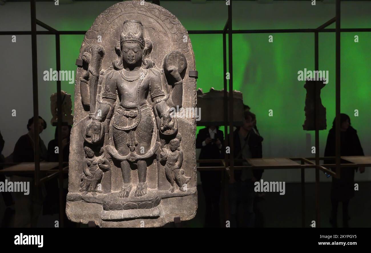 GERUSALEMME, ISRAELE - 1 DICEMBRE: Antica scultura in pietra di Vishnu esposta durante la manifestazione di lancio di una mostra intitolata “corpo della fede” per celebrare il 75th° anniversario dell’indipendenza dell’India al Museo d’Israele il 1 dicembre 2022 a Gerusalemme, Israele. L'esposizione presenta 14 sculture di divinità su larga scala, create tra il quarto e il 13th secolo, 8 delle quali per la prima volta al di fuori del Museo Nazionale dell'India. Credit: Eddie Gerald/Alamy Live News Foto Stock