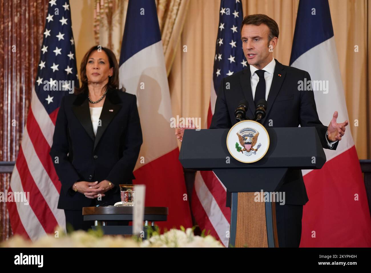 Washington, DC, 1 dicembre 2022, il presidente della Francia Emmanuel Macron, a destra, fa le osservazioni mentre il vice presidente degli Stati Uniti Kamala Harris esamina sopra ad un pranzo che onora il presidente francese al Ministero di Stato a Washington, DC giovedì 1 dicembre 2022.accreditamento: Leigh Vogel/Pool via CNP /MediaPunch Foto Stock