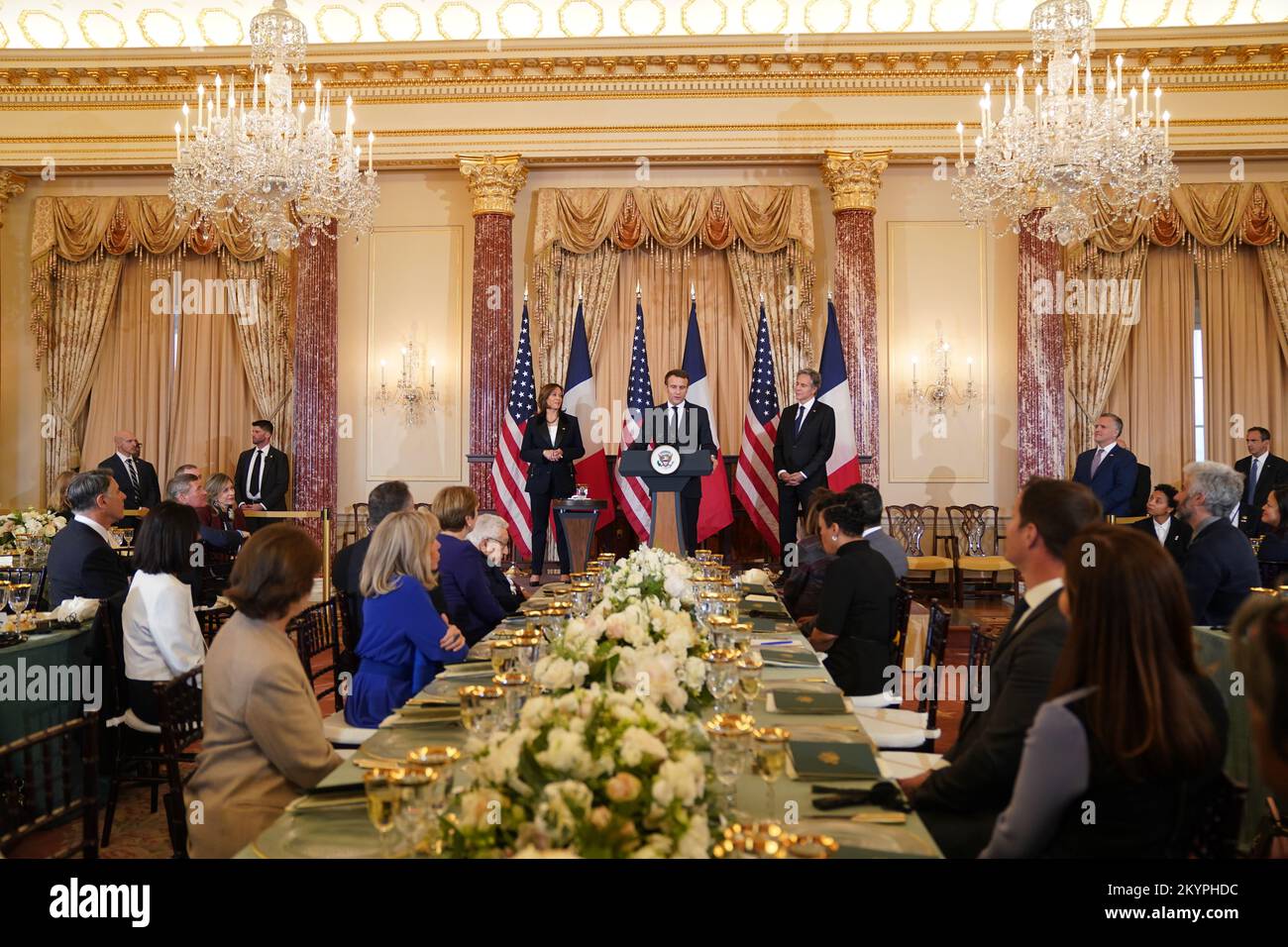 Washington, DC, 1 dicembre 2022, il presidente francese Emmanuel Macron, Center, fa le sue osservazioni in occasione di un pranzo organizzato dal vicepresidente americano Kamala Harris, di sinistra, e dal segretario di Stato americano Antony Blinken, proprio in suo onore al Dipartimento di Stato di Washington, DC giovedì 1 dicembre 2022Credit: Leigh Vogel/Pool tramite CNP/MediaPunch Foto Stock