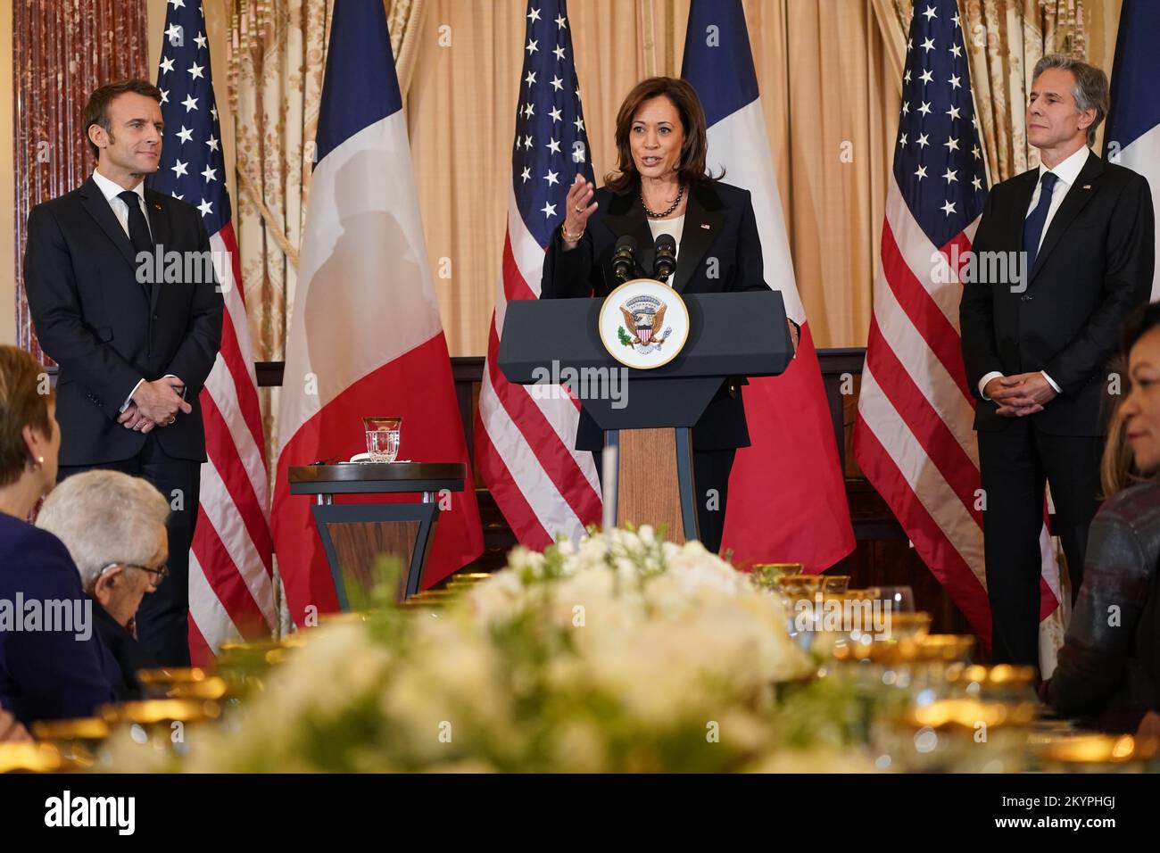 Washington, DC, 1 dicembre 2022, il Vice Presidente degli Stati Uniti Kamala Harris, Center, fa le sue osservazioni a pranzo con il Segretario di Stato americano Antony Blinken, a destra, onorando il Presidente della Francia Emmanuel Macron, a sinistra, al Dipartimento di Stato di Washington, DC Giovedì 1 dicembre 2022Credit: Leigh Vogel/Pool via CNP /MediaPunch Foto Stock