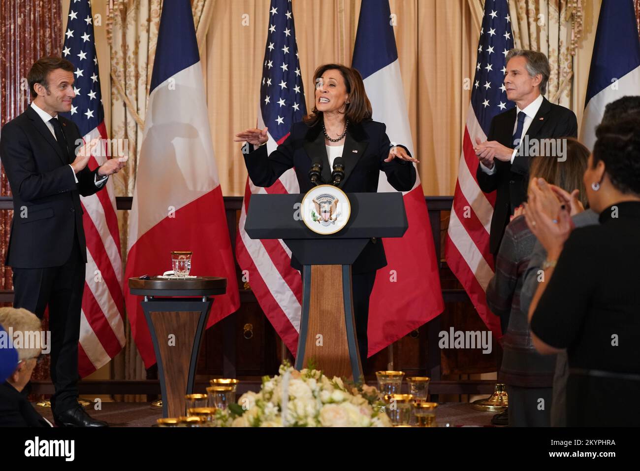 Washington, DC, 1 dicembre 2022, il Vice Presidente degli Stati Uniti Kamala Harris, Center, fa le sue osservazioni a pranzo con il Segretario di Stato americano Antony Blinken, a destra, onorando il Presidente della Francia Emmanuel Macron, a sinistra, al Dipartimento di Stato di Washington, DC Giovedì 1 dicembre 2022Credit: Leigh Vogel/Pool via CNP /MediaPunch Foto Stock