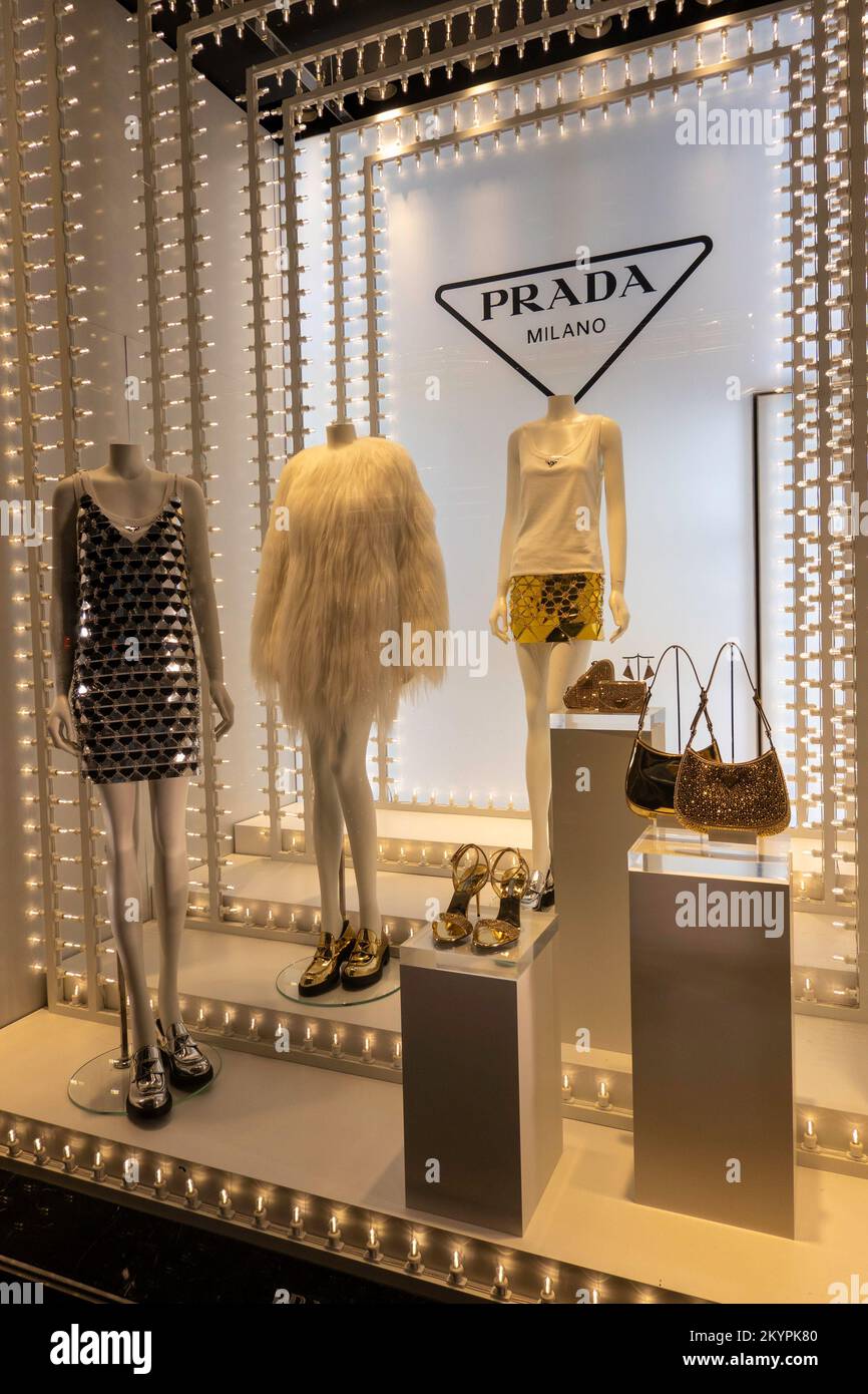 Fifth Avenue è fiancheggiata da negozi di lusso di marca a New York City, USA 2022 Foto Stock