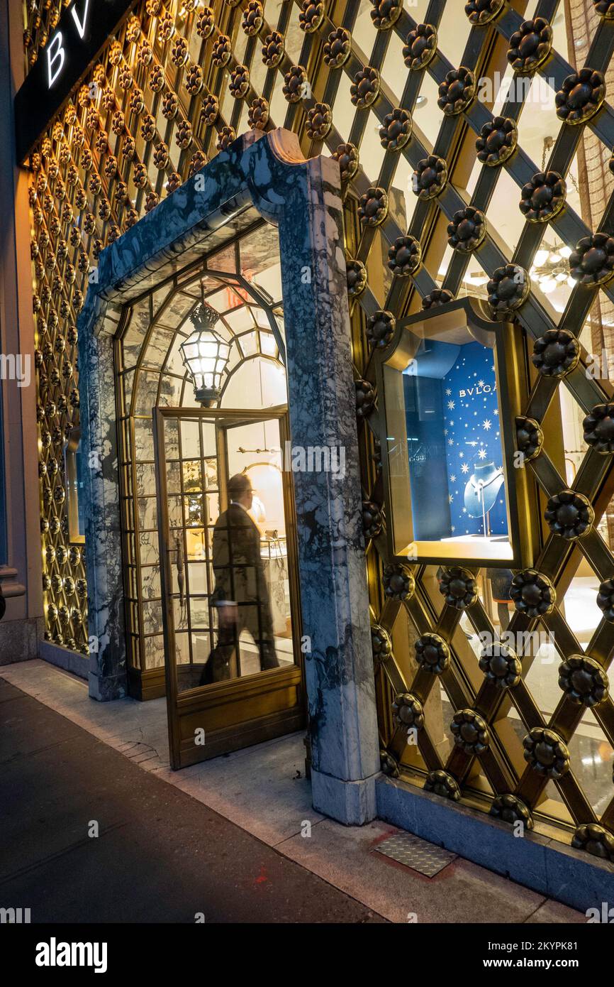 Bulgari Jewelry Store sulla Fifth Avenue è decorato per la stagione delle feste, New York City, USA 2022 Foto Stock