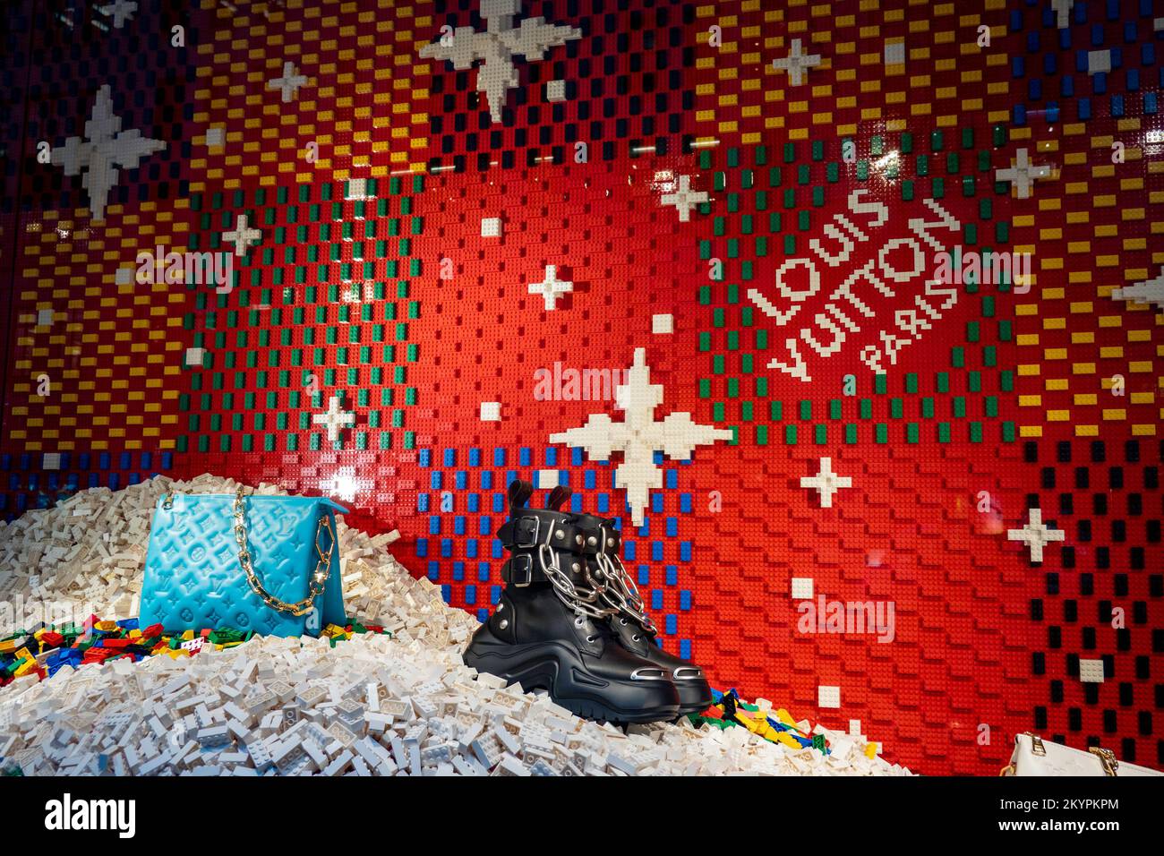 Louis Vuitton Holiday window alla Fifth Avenue e 57th Street, NYC, USA 2022 Foto Stock
