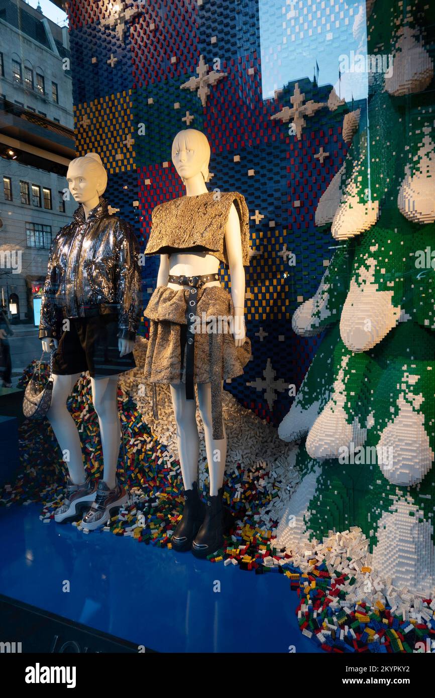 Louis Vuitton Holiday window alla Fifth Avenue e 57th Street, NYC, USA 2022 Foto Stock