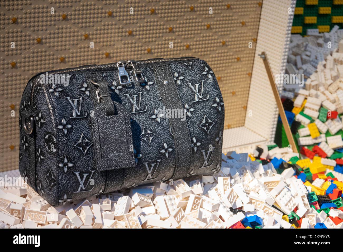 Louis Vuitton Holiday window alla Fifth Avenue e 57th Street, NYC, USA 2022 Foto Stock
