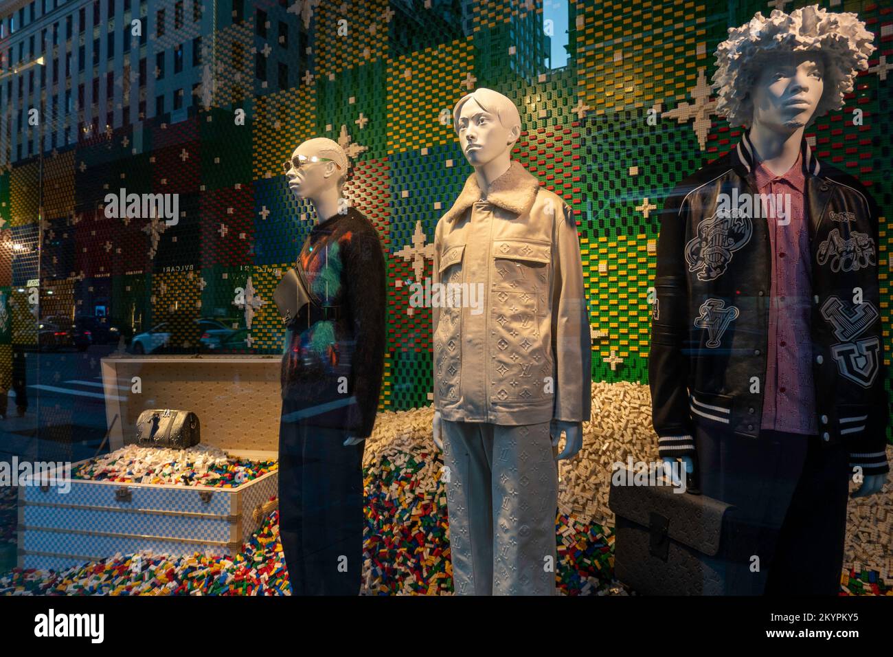 Louis Vuitton Holiday window alla Fifth Avenue e 57th Street, NYC, USA 2022 Foto Stock