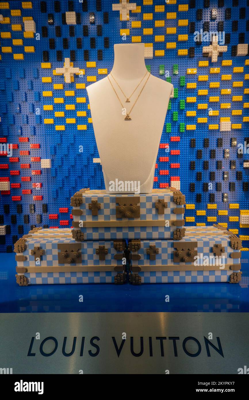 Louis Vuitton Holiday window alla Fifth Avenue e 57th Street, NYC, USA 2022 Foto Stock