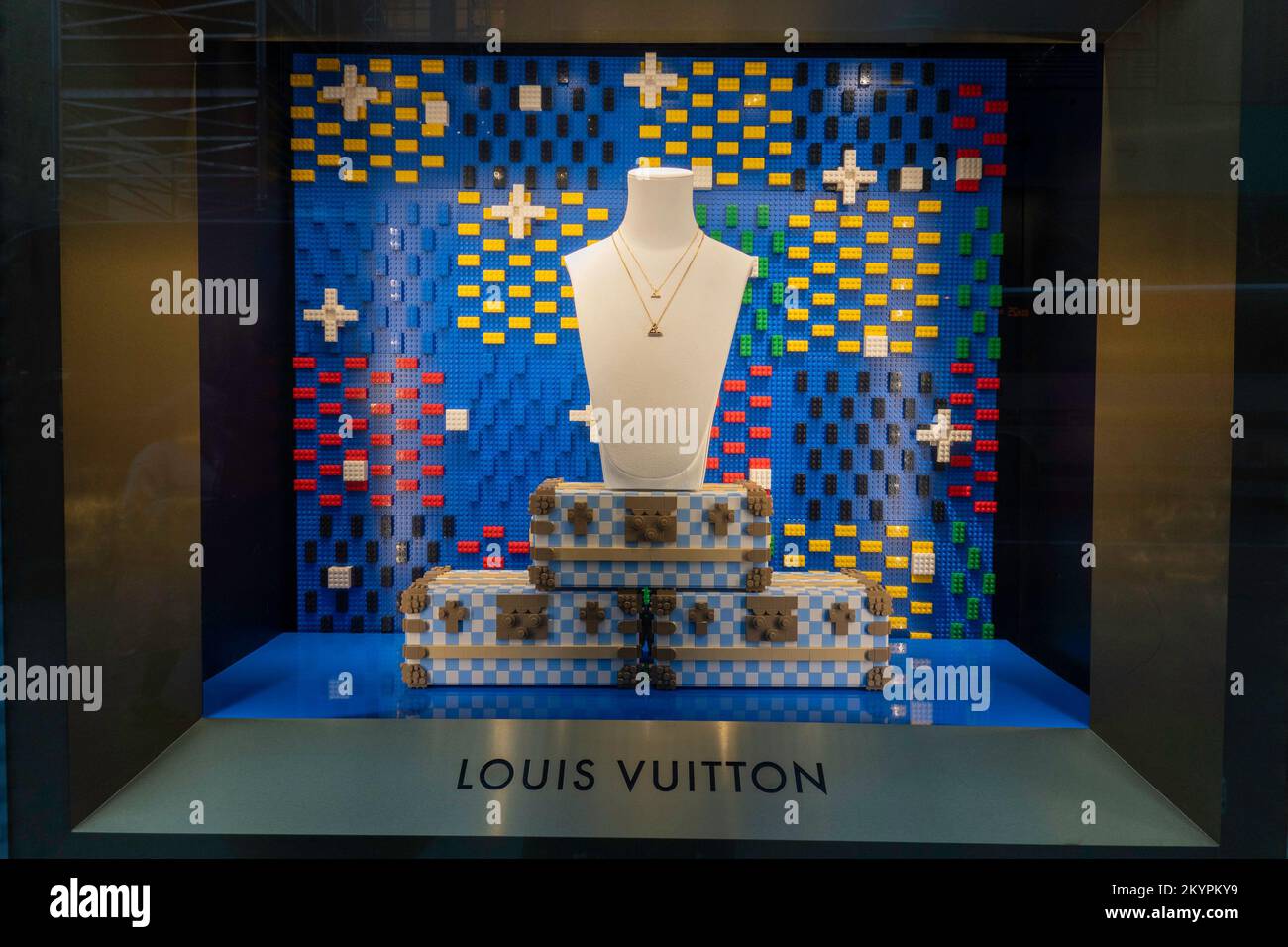 Louis Vuitton Holiday window alla Fifth Avenue e 57th Street, NYC, USA 2022 Foto Stock