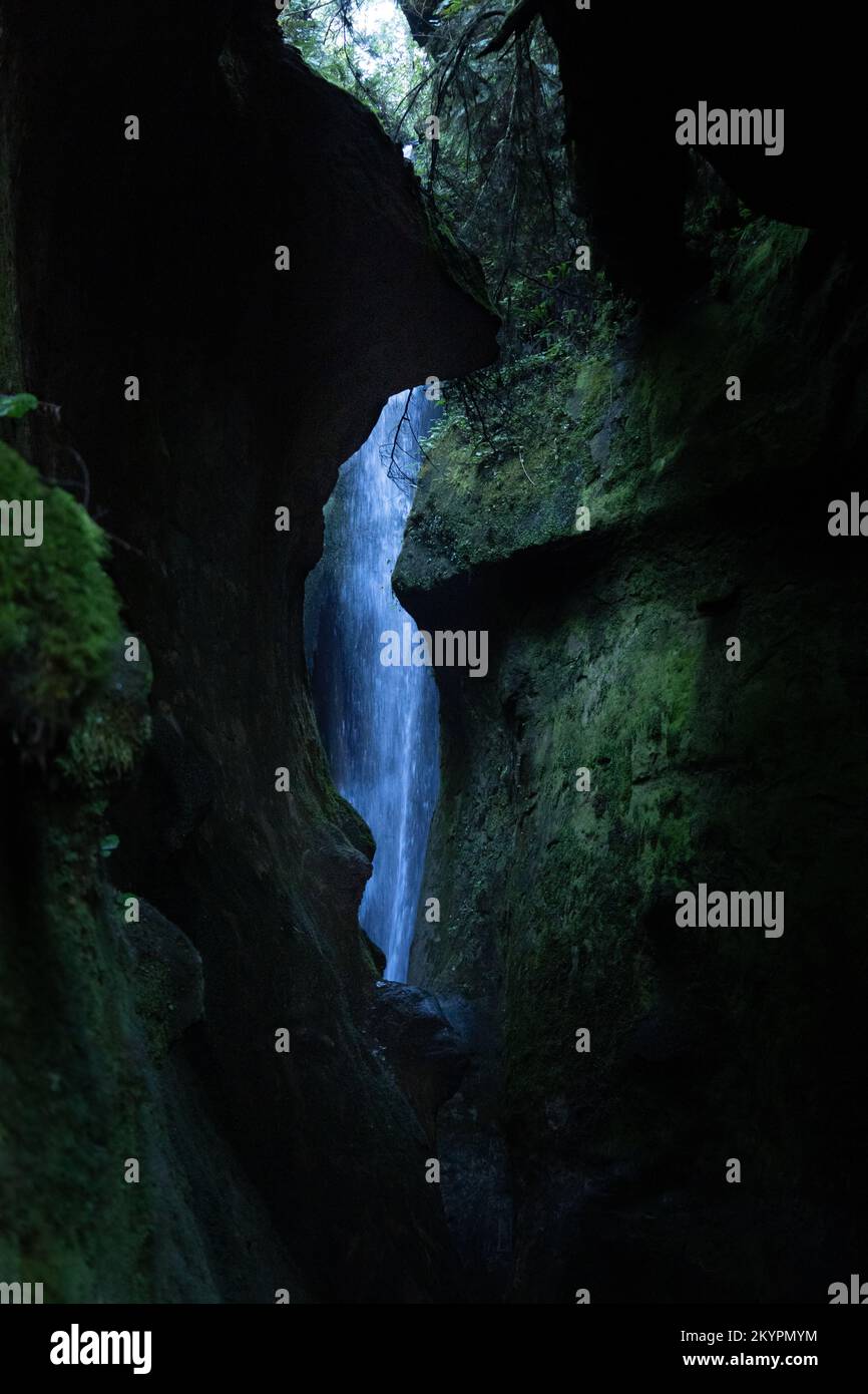 Cascata nascosta a Sombrio Beach, costa occidentale della British Columbia Foto Stock