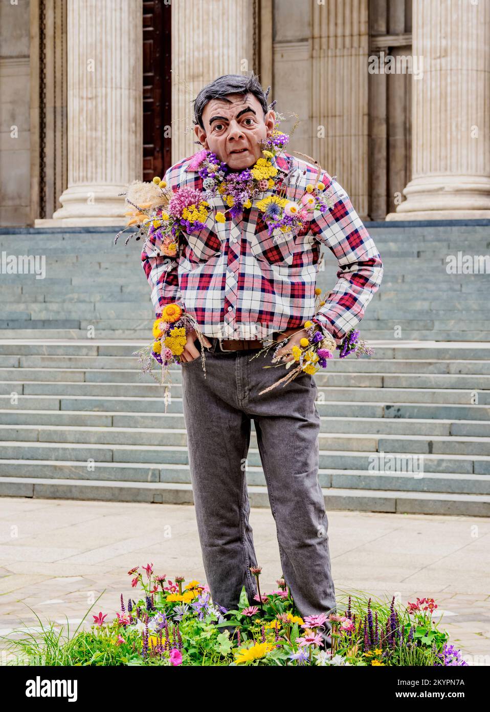 Bean Statua di fronte alla Cattedrale di St Paul, Londra, Inghilterra, Regno Unito Foto Stock