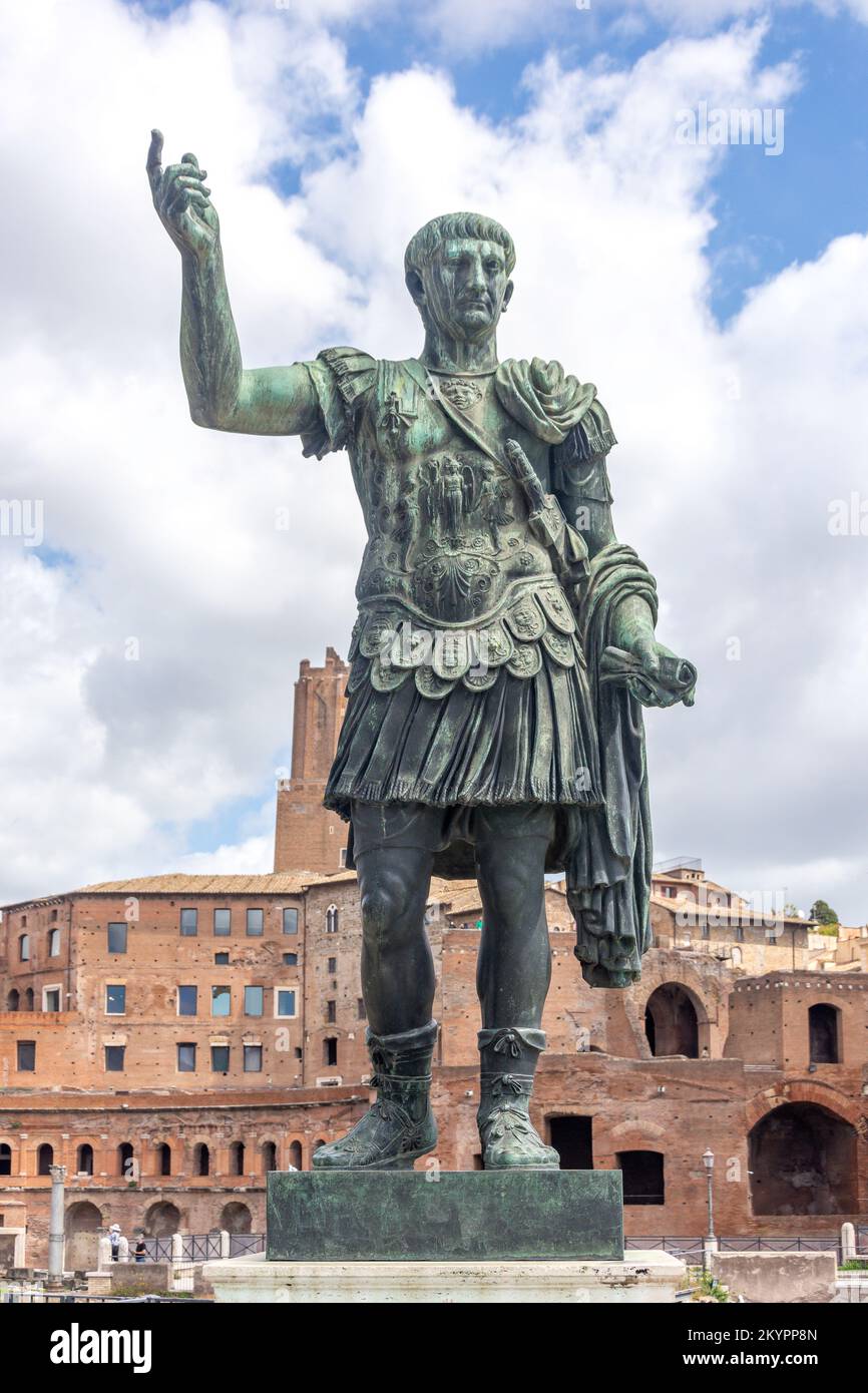 Statua di Gaio Giulio Cesare, Via dei fori Imperiali, Roma Centrale, Roma, Lazio, Italia Foto Stock