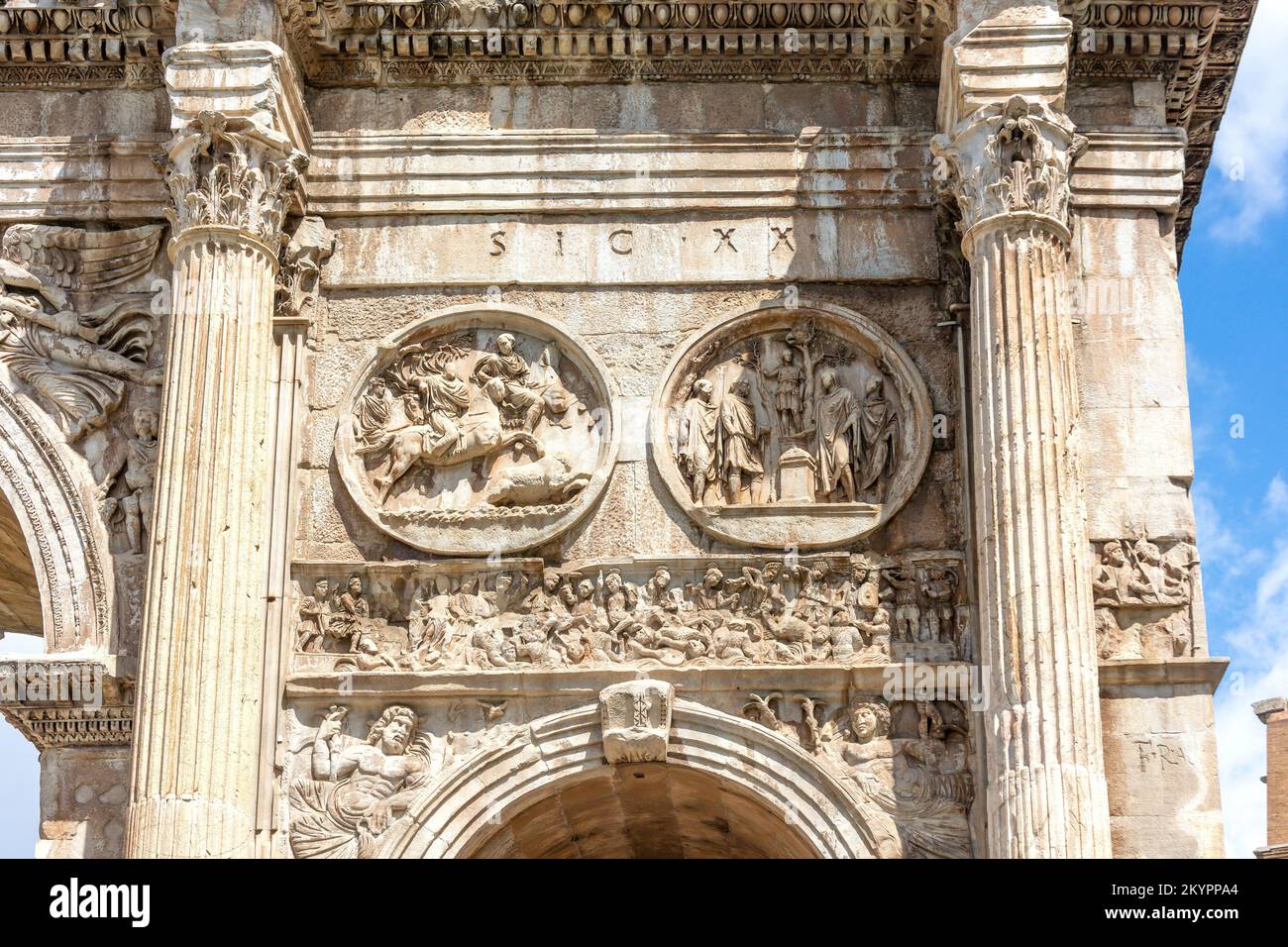 Rilievi dell'Arco di Costantino, Via Triumphalis, Roma Centrale, Roma, Lazio, Italia Foto Stock
