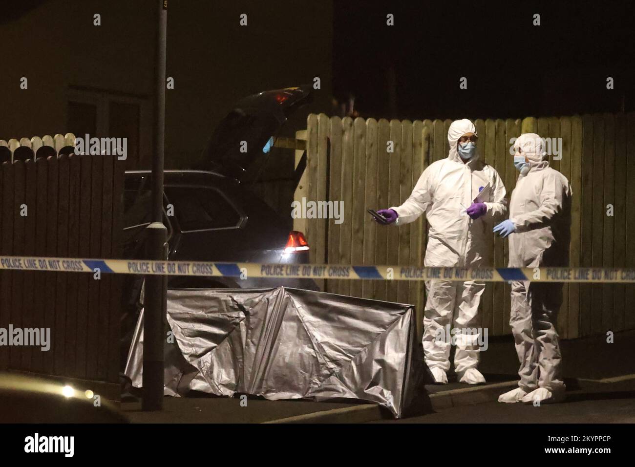 MIGLIOR QUALITÀ DISPONIBILE ufficiali Forensic sulla scena di un tiro fatale nella zona del Parco Ardcarn di Newry il Giovedi sera in cui un uomo è morto. Foto Stock