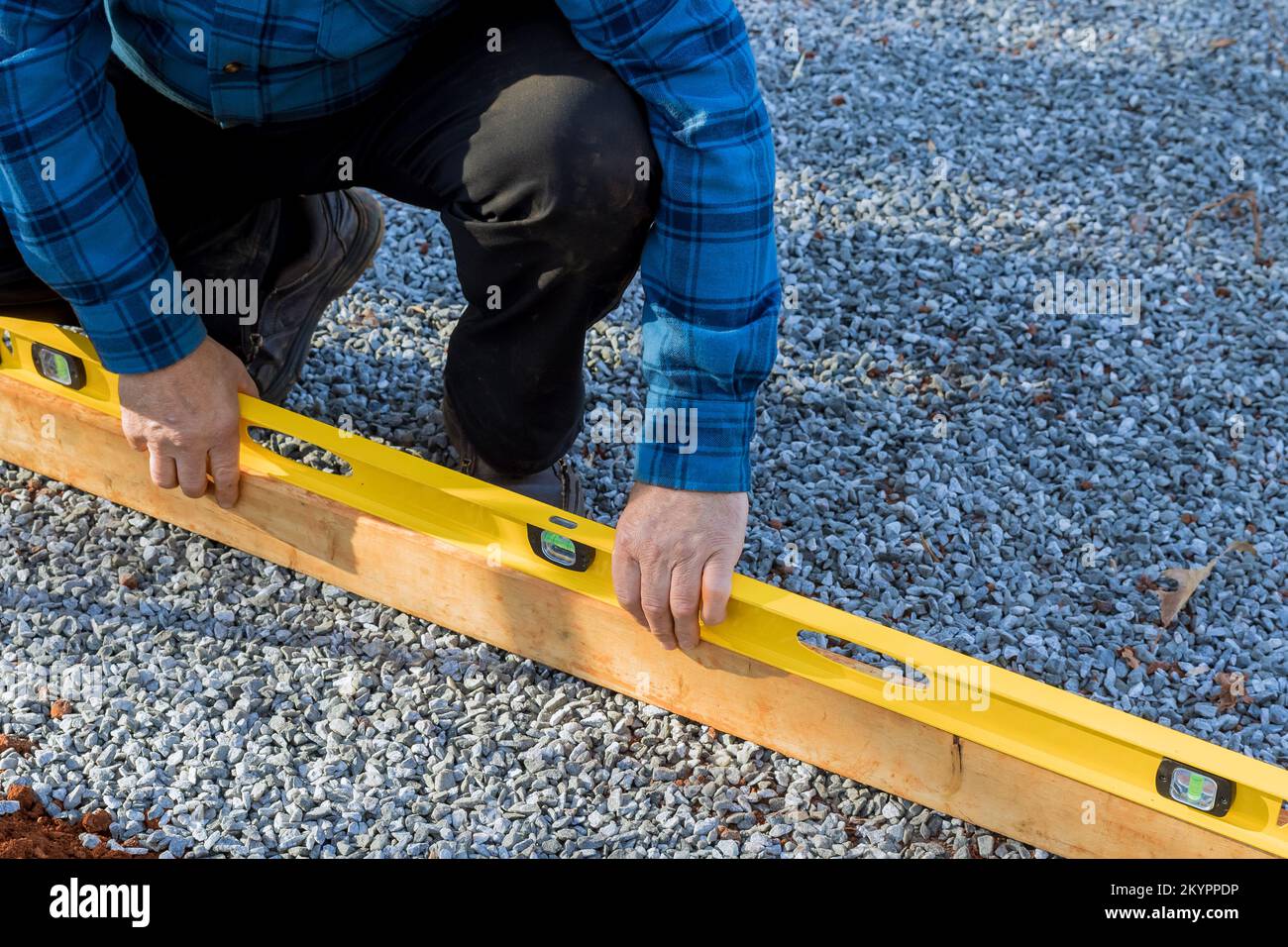 Superficie piana di costruzione su cui mettere ghiaia per fondazione di capannone in cortile. Foto Stock