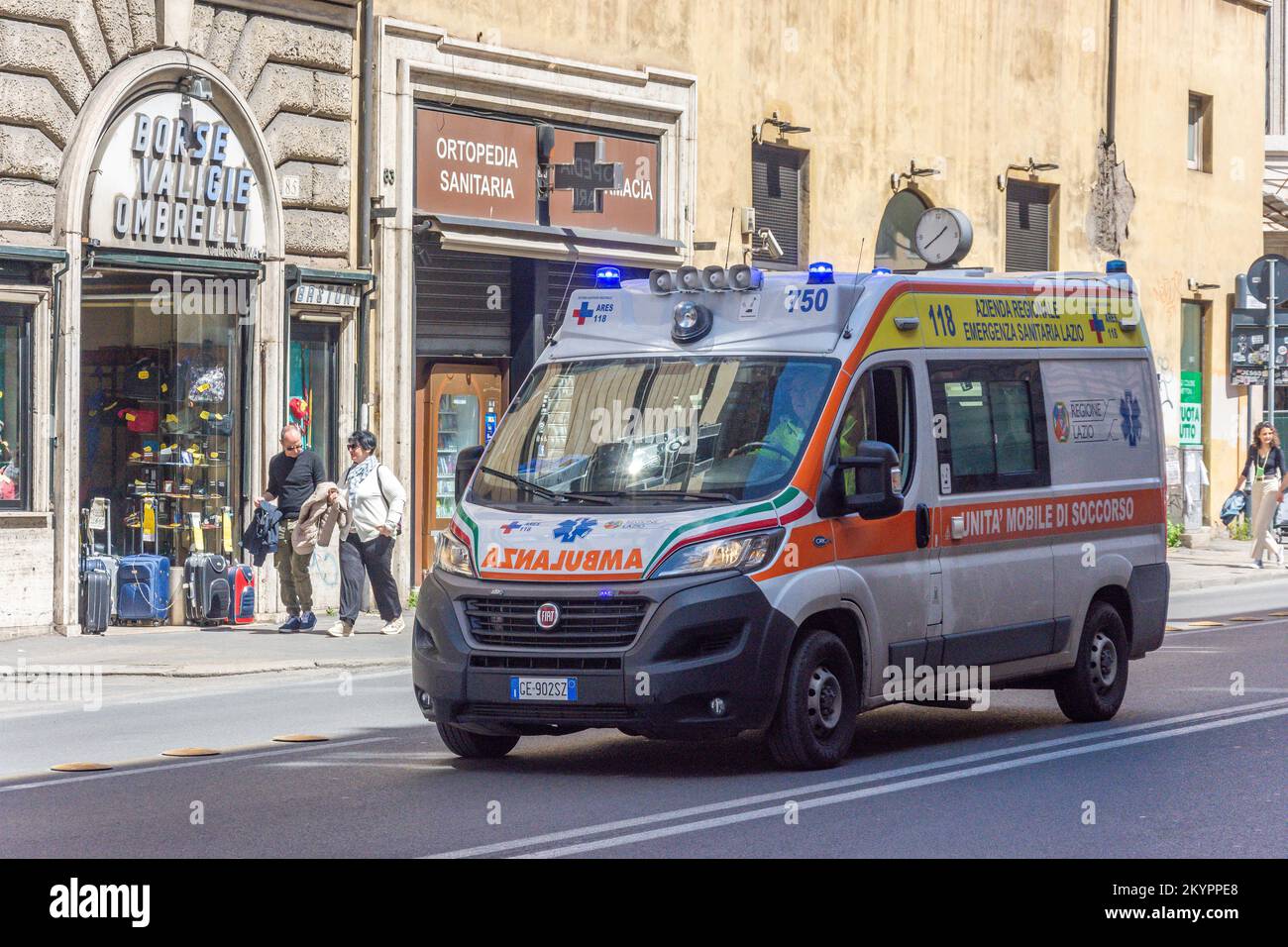 Ambulanza su chiamata, corso Vittorio Emanuele II, Roma Centrale, Roma (Roma), Regione Lazio, Italia Foto Stock