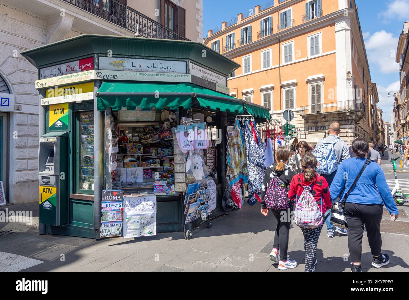 Chiosco souvenir tradizionale, Largo di Torre Argentina, Roma centrale, Roma (Roma), Regione Lazio, Italia Foto Stock