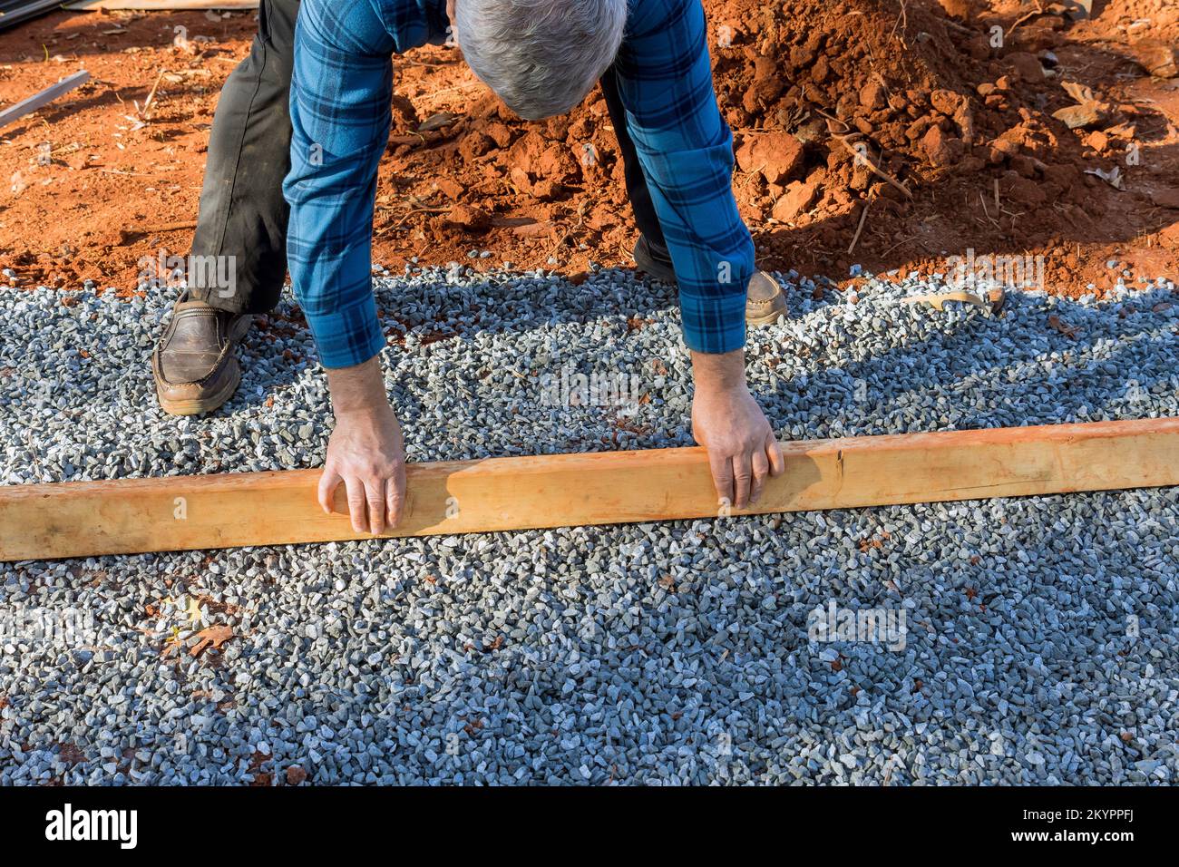Per fondazione di coperta in capannone di cortile è stato livellato mettendo legname di legno su ghiaia provvedere Foto Stock