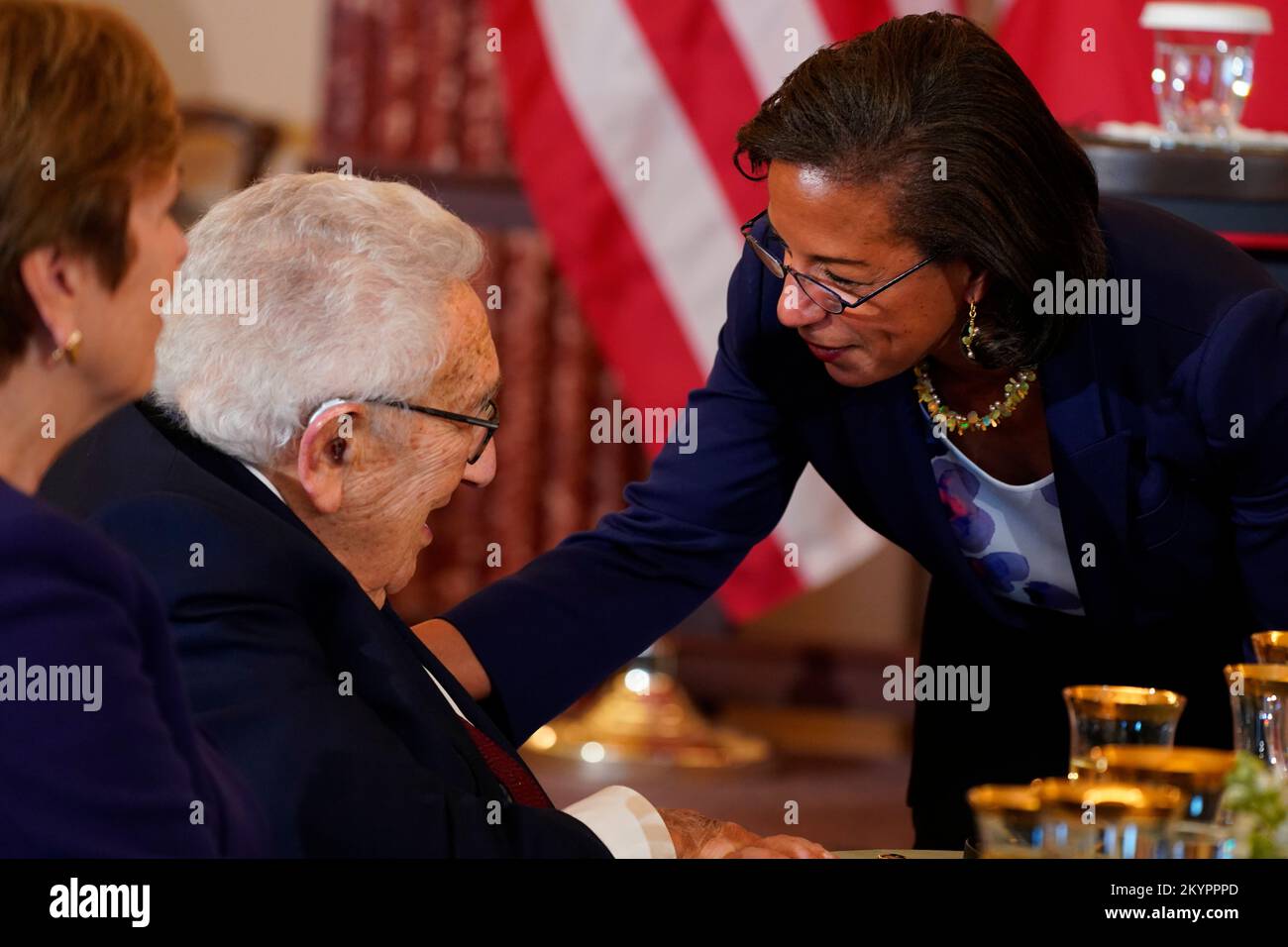 Washington, Stato di Vereinigte. 01st Dec, 2022. L'ex Segretario di Stato degli Stati Uniti Henry A. Kissinger parla con Susan Rice, direttore del Consiglio per le politiche interne degli Stati Uniti, prima di un pranzo ospitato dal Segretario di Stato degli Stati Uniti Antony Blinken in onore del presidente francese Emmanuel Macron presso il Dipartimento di Stato di Washington, DC giovedì 1 dicembre; Credito di $2022: Leigh Vogel/Pool tramite CNP/dpa/Alamy Live News Foto Stock