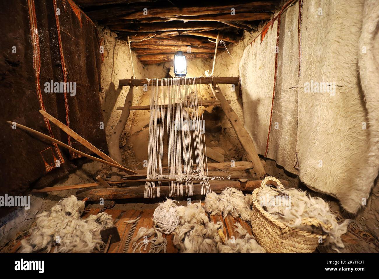 Antichi mestieri tradizionali in vecchio interno casa di fango arabo - al Malad Heritage Museum - al Baha , Arabia Saudita Foto Stock