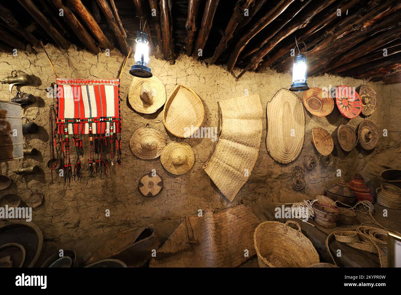 Antichi mestieri tradizionali in vecchio interno casa di fango arabo - al Malad Heritage Museum - al Baha , Arabia Saudita Foto Stock