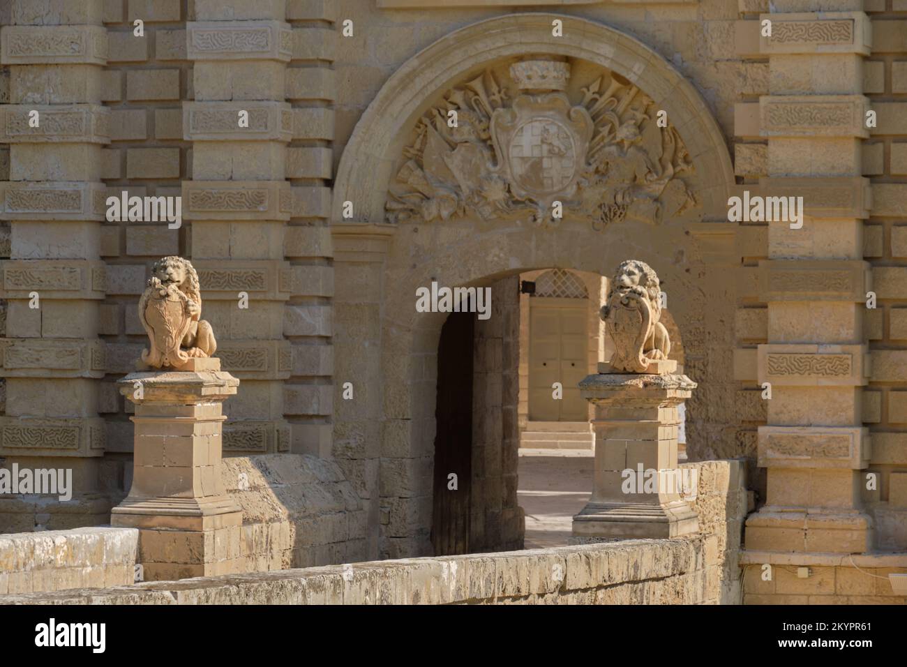 I leoni di pietra tengono lo stemma di Vilhena alla porta principale della Città silenziosa - Mdina, Malta Foto Stock
