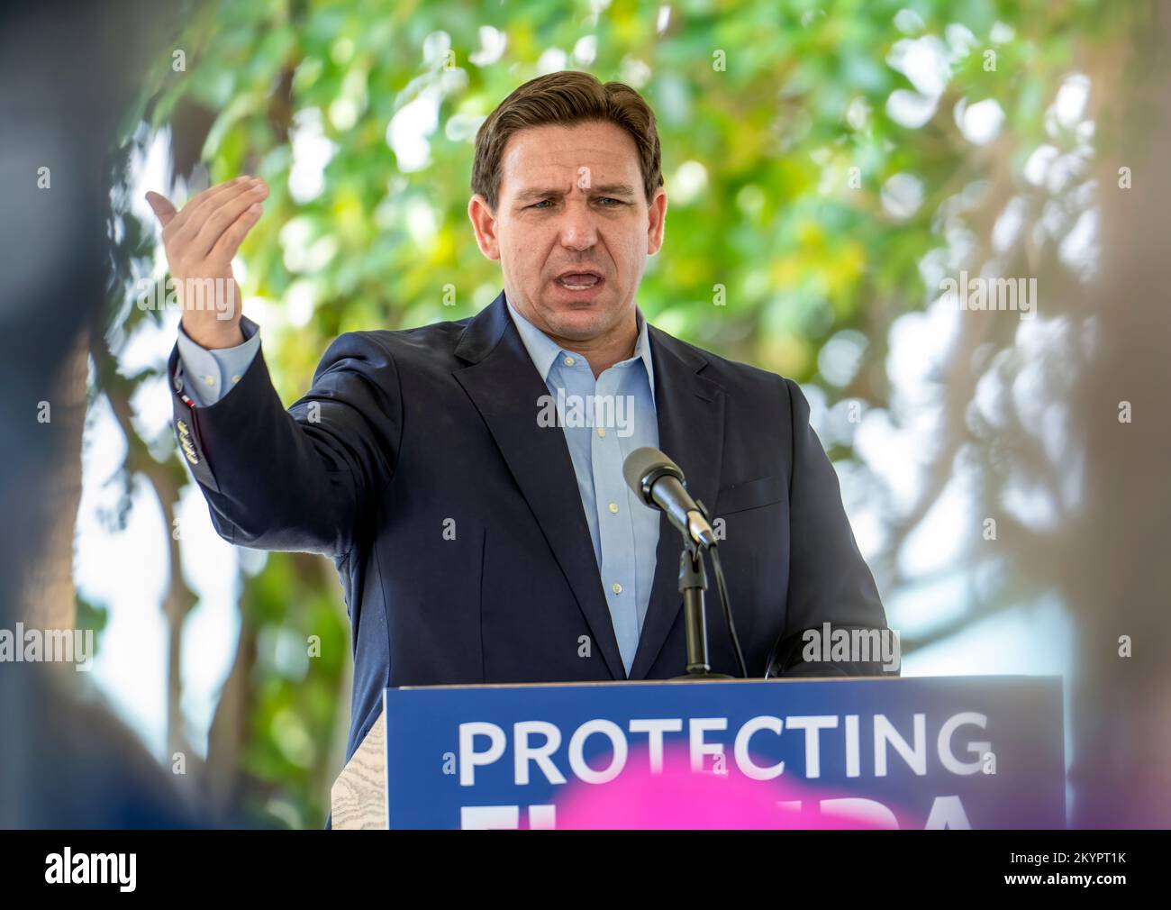 Orlando, Stati Uniti. 01st Dec, 2022. Il governatore della Florida Ron DeSantis parla durante una conferenza stampa a Miami, Florida, il 1 dicembre 2022. Il governatore DeSantis ha annunciato premi per un totale di $22,7 milioni di dollari a sostegno del miglioramento della qualità dell'acqua e della protezione della baia di Biscayne. “La protezione del nostro ambiente è stata una priorità sin dal primo giorno in cui sono entrato in carica”, ha dichiarato il governatore Ron DeSantis. (Foto di Ronen Tivony/Sipa USA) *** Please use Credit from Credit Field *** Credit: Sipa USA/Alamy Live News Foto Stock