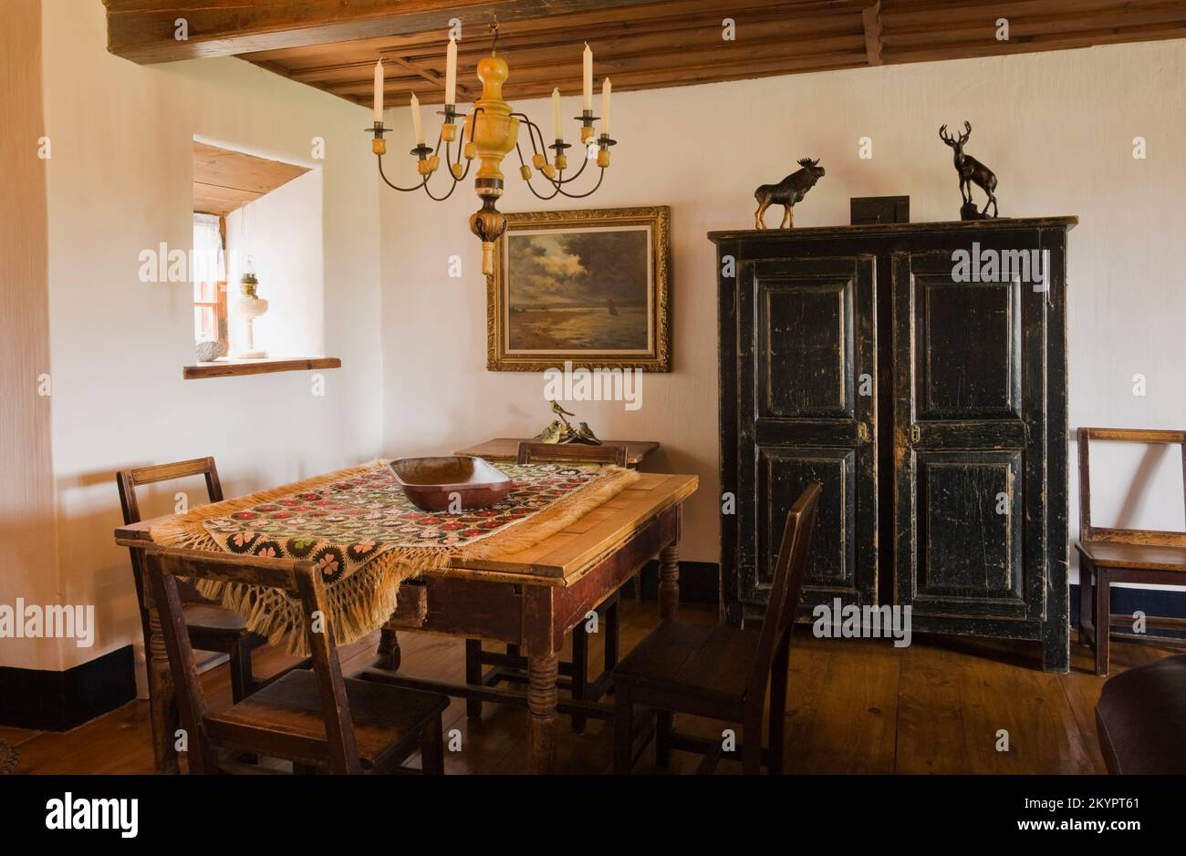Antico tavolo, sedie e armadio in sala da pranzo secondaria all'interno di vecchio cottage stile 1780 Canadiana fieldstone casa. Foto Stock