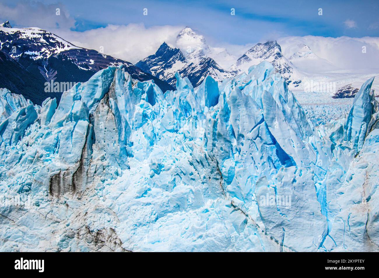 Patagonia argentina: Ghiacciaio Perito Moreno e montagne innevate (Los Andes). Lago Argentino, Parco Nazionale Los Glaciares, Santa Cruz, Argentina. Foto Stock
