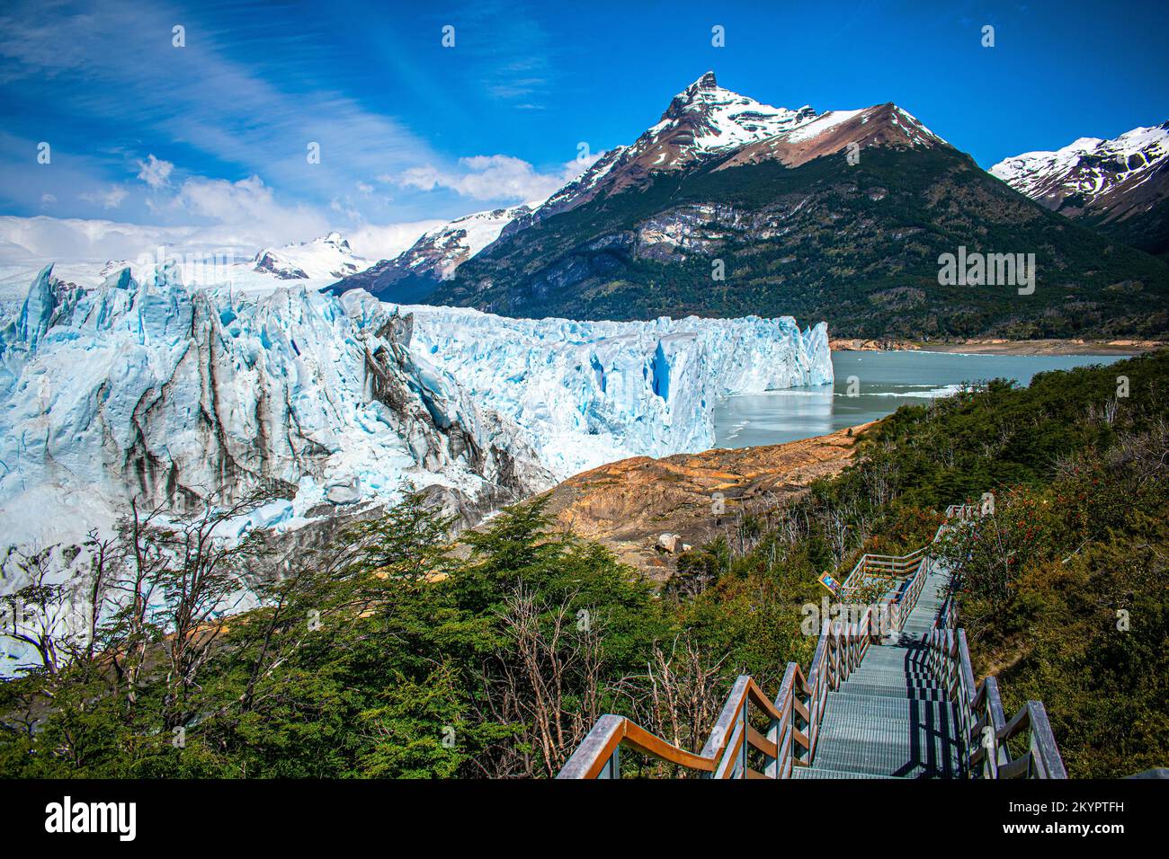 Patagonia argentina: Ghiacciaio Perito Moreno e montagne innevate (Los Andes). Lago Argentino, Parco Nazionale Los Glaciares, Santa Cruz, Argentina. Foto Stock