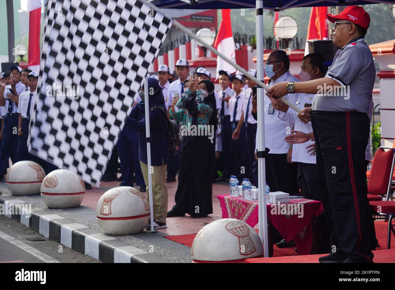 Santoso (sindaco della città di Blitar) nella cerimonia di apertura del concorso di marcia per celebrare la giornata dell'indipendenza indonesiana Foto Stock