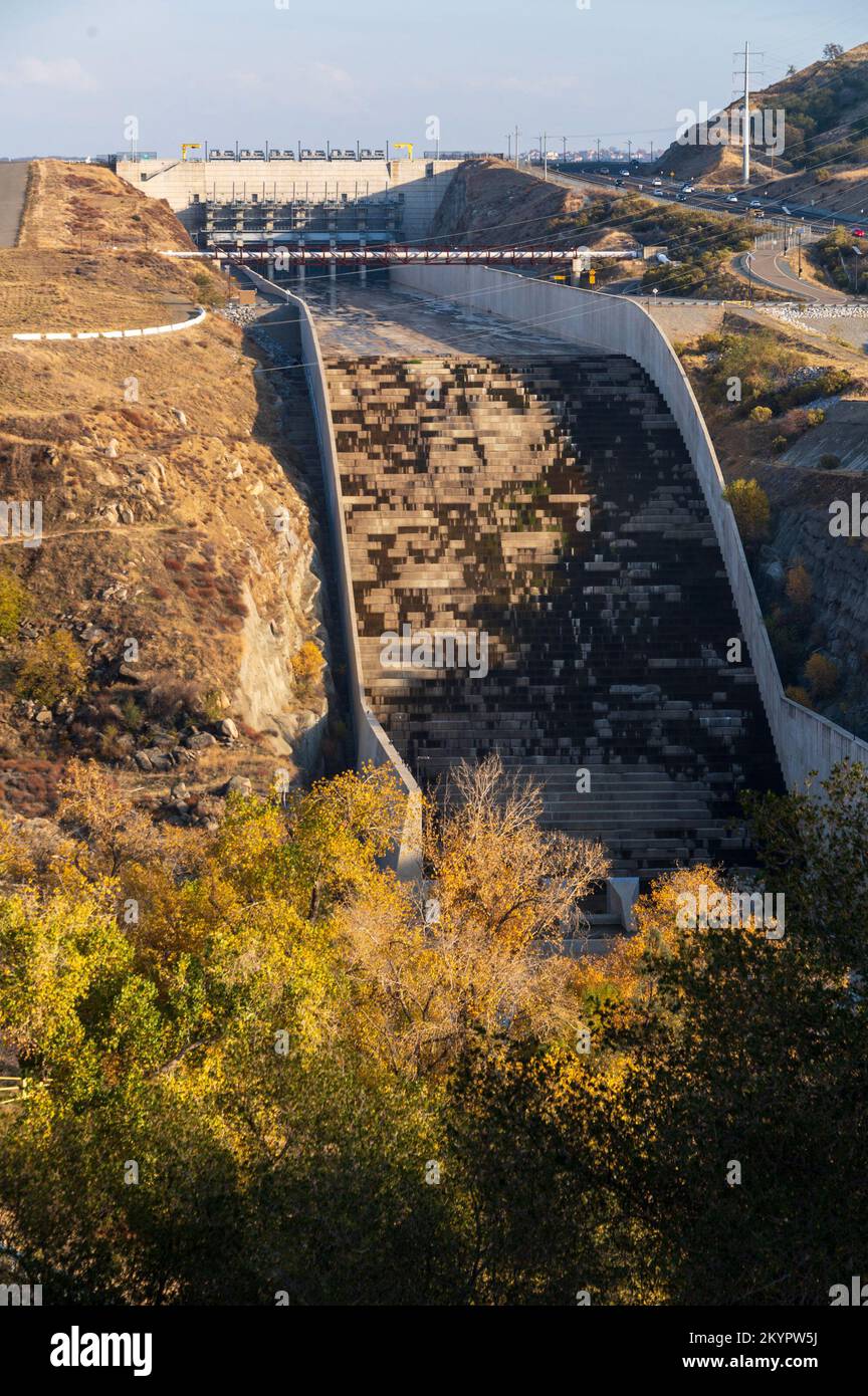 Folsom, California, Stati Uniti. 30th Nov 2022. Il nuovo canale di fuoriuscita presso la diga di Folsom a Folsom, mercoledì 30 novembre 2022. (Credit Image: © Paul Kitagaki Jr./ZUMA Press Wire) Foto Stock