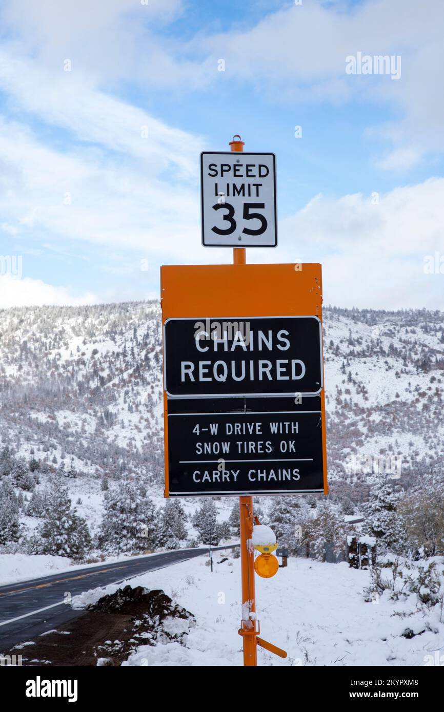 Segnaletica che informa gli automobilisti che sono necessarie catene da neve. State Route 139 a Lassen County California, Stati Uniti. Foto Stock