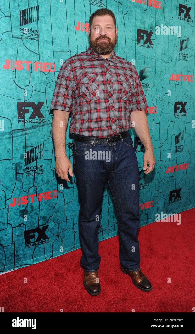 Hollywood, California. 13th Apr, 2022. Brad William Henke partecipa alla proiezione finale della serie di FX's Justified, presentata da FX & Sony Pictures Television al Ricardo Montalban Theatre il 13 aprile 2015 a Hollywood, California. Credit: Pgfm/Media Punch/Alamy Live News Foto Stock