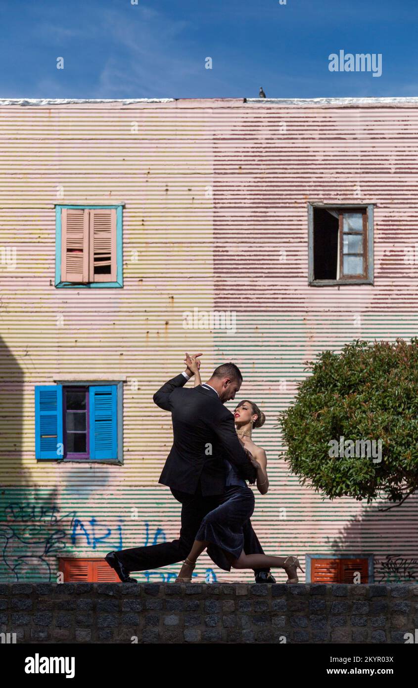 Ballerini professionisti di tango che si esibiscono a Caminito, la Boca. Buenos Aires, Argentina. Foto Stock
