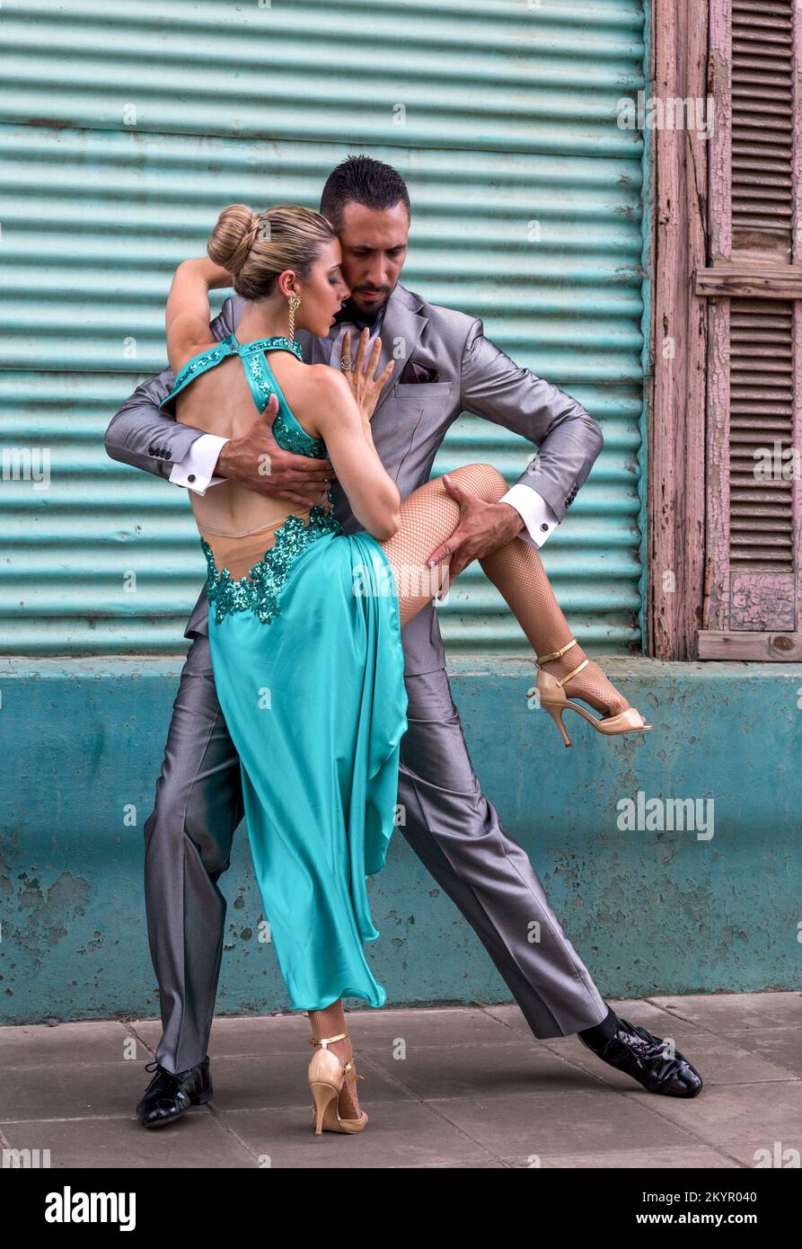 Ballerini professionisti di tango che si esibiscono a Caminito, la Boca. Buenos Aires, Argentina. Foto Stock