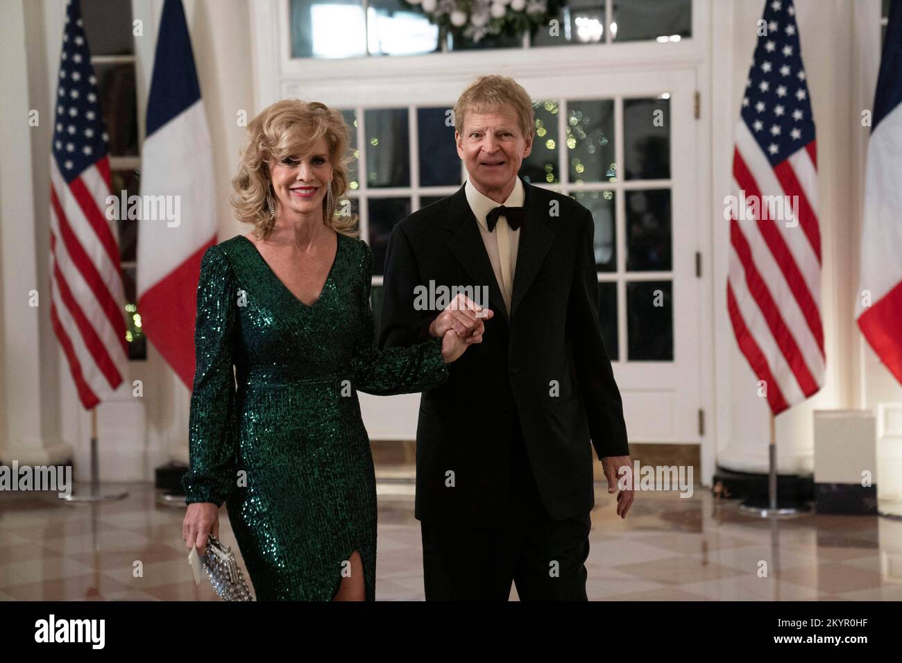 Washington, DC, Stati Uniti, 1 dicembre 2022, Stewart Bainum, Il Presidente di Choice Hotels International e Sandra Bainum, arrivano a una cena di Stato in onore del Presidente francese Emmanuel Macron e Brigitte Macron, ospitati dal Presidente degli Stati Uniti Joe Biden e dalla prima signora Dr. Jill Biden alla Casa Bianca di Washington, DC giovedì 1 dicembre 2022Credit: Sarah Silbiger / piscina via CNP Foto Stock