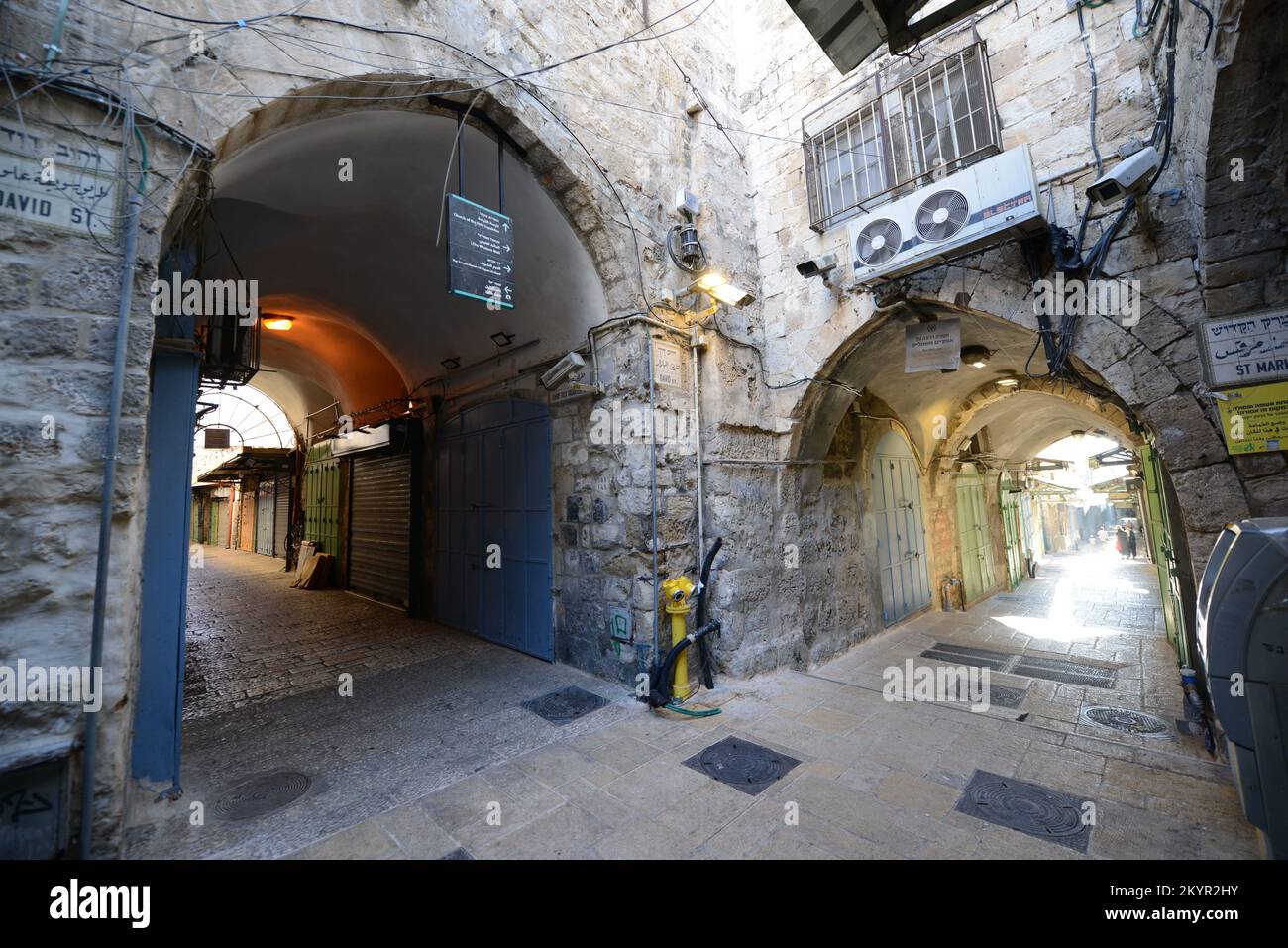 Camminando su David Street (Suk el-Bazaar Road) nella città vecchia di Gerusalemme, Israele. Foto Stock