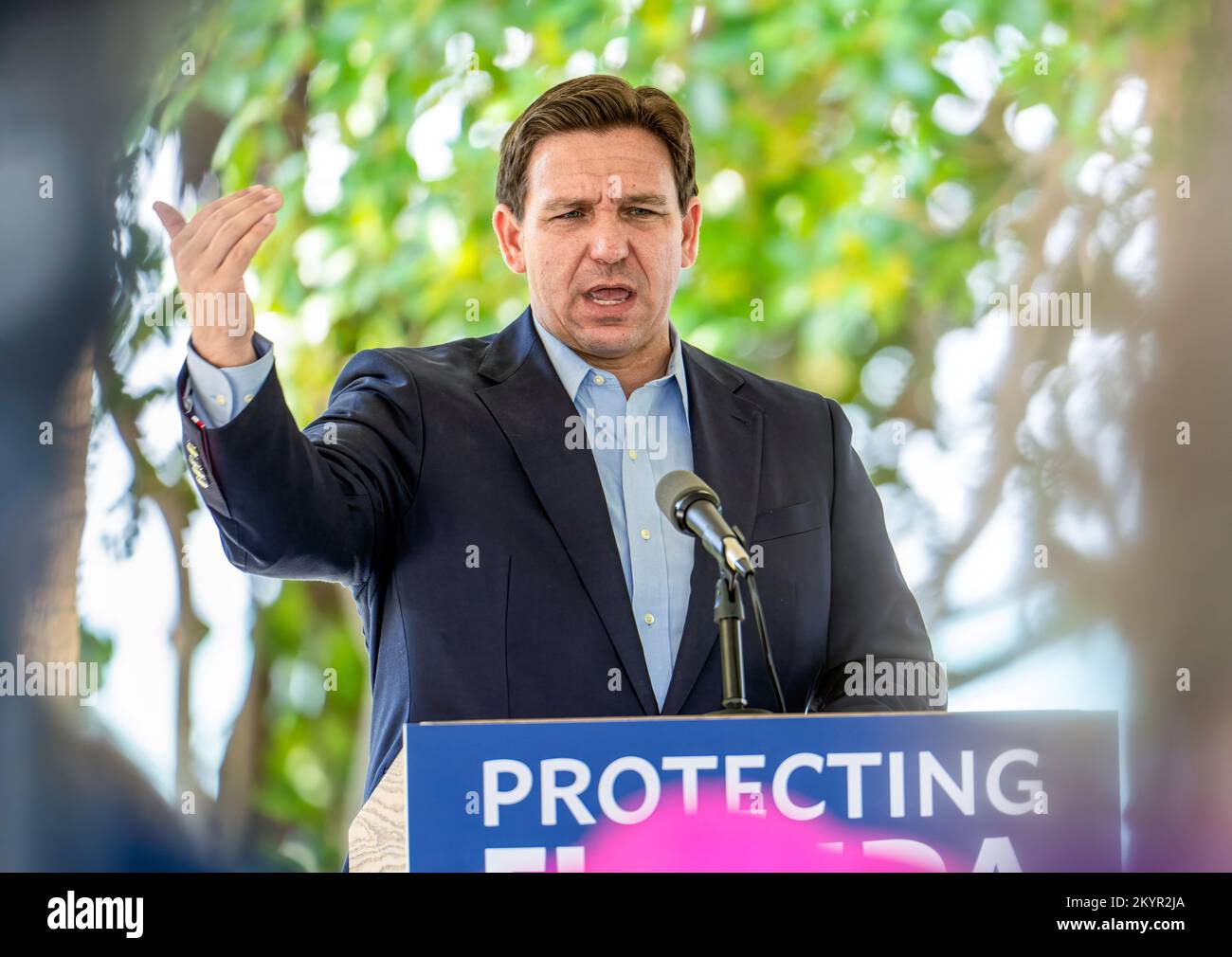 Miami, Stati Uniti. 01st Dec, 2022. Il governatore della Florida Ron DeSantis parla durante una conferenza stampa a Miami. Il governatore DeSantis ha annunciato premi per un totale di $22,7 milioni di dollari a sostegno del miglioramento della qualità dell'acqua e della protezione della baia di Biscayne. ìProtecting il nostro ambiente è stato una priorità dal primo giorno in cui mi sono insediato, î ha detto il governatore Ron DeSantis. Credit: SOPA Images Limited/Alamy Live News Foto Stock