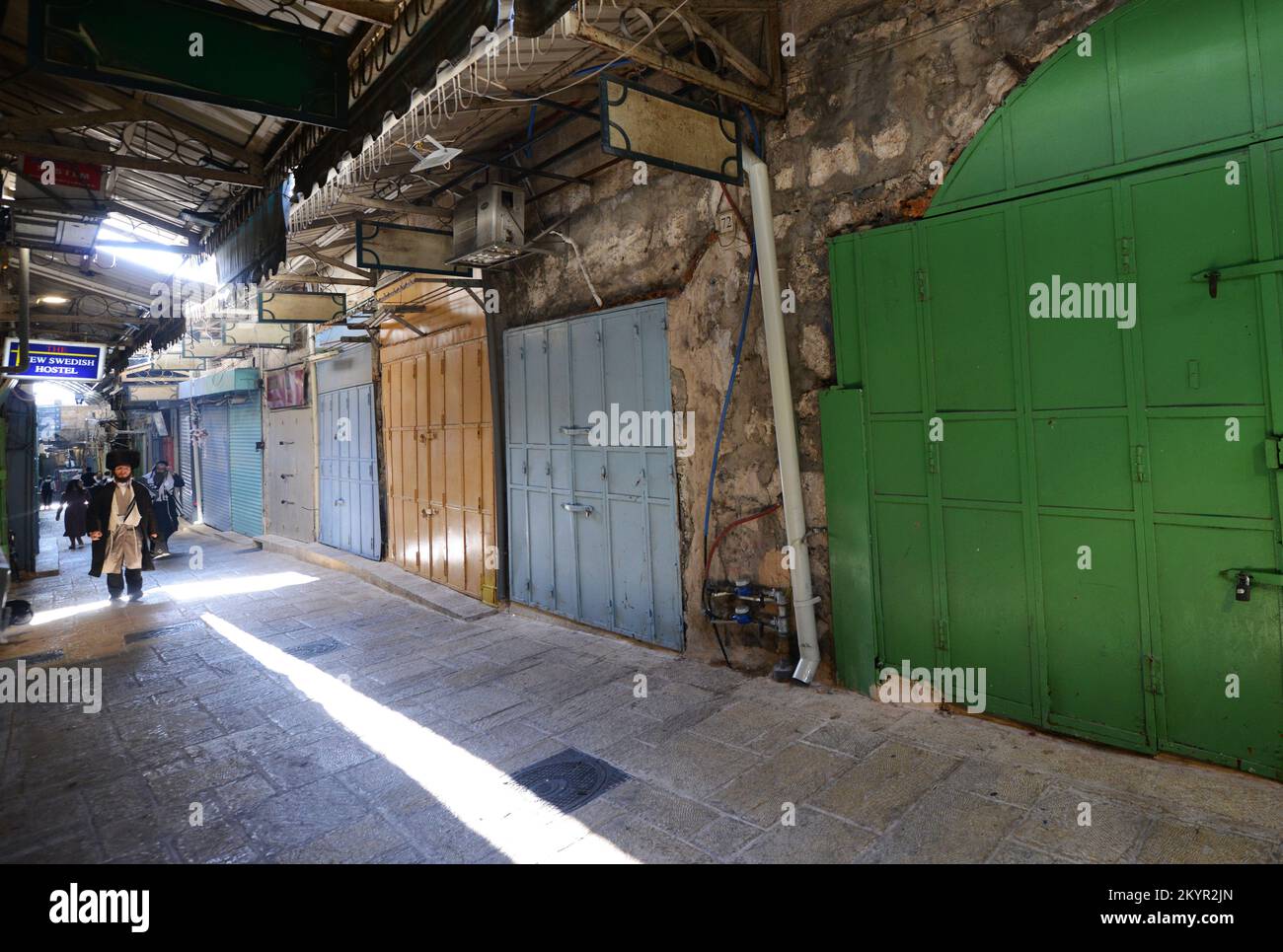 Mattina presto passeggiata su David Street (Suk el-Bazaar strada) nella città vecchia di Gerusalemme, Israele. Foto Stock