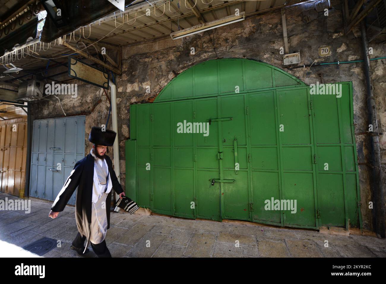 Mattina presto passeggiata su David Street (Suk el-Bazaar strada) nella città vecchia di Gerusalemme, Israele. Foto Stock