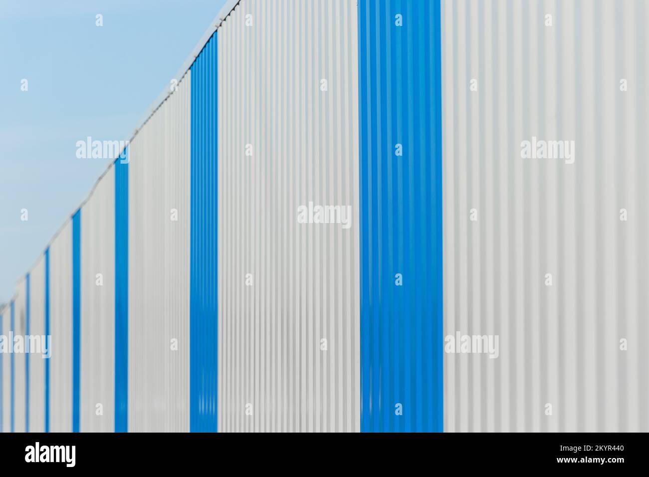 Linee verticali blu e bianche lamiera lamiera lamiera grecata struttura acciaio recinto sfondo. Foto Stock