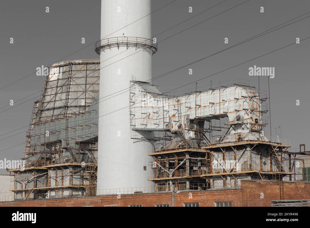 Scarico vecchio sistema di ventilazione industriale di camino e torre di raffreddamento impianto di fumo di vapore tubo. Foto Stock