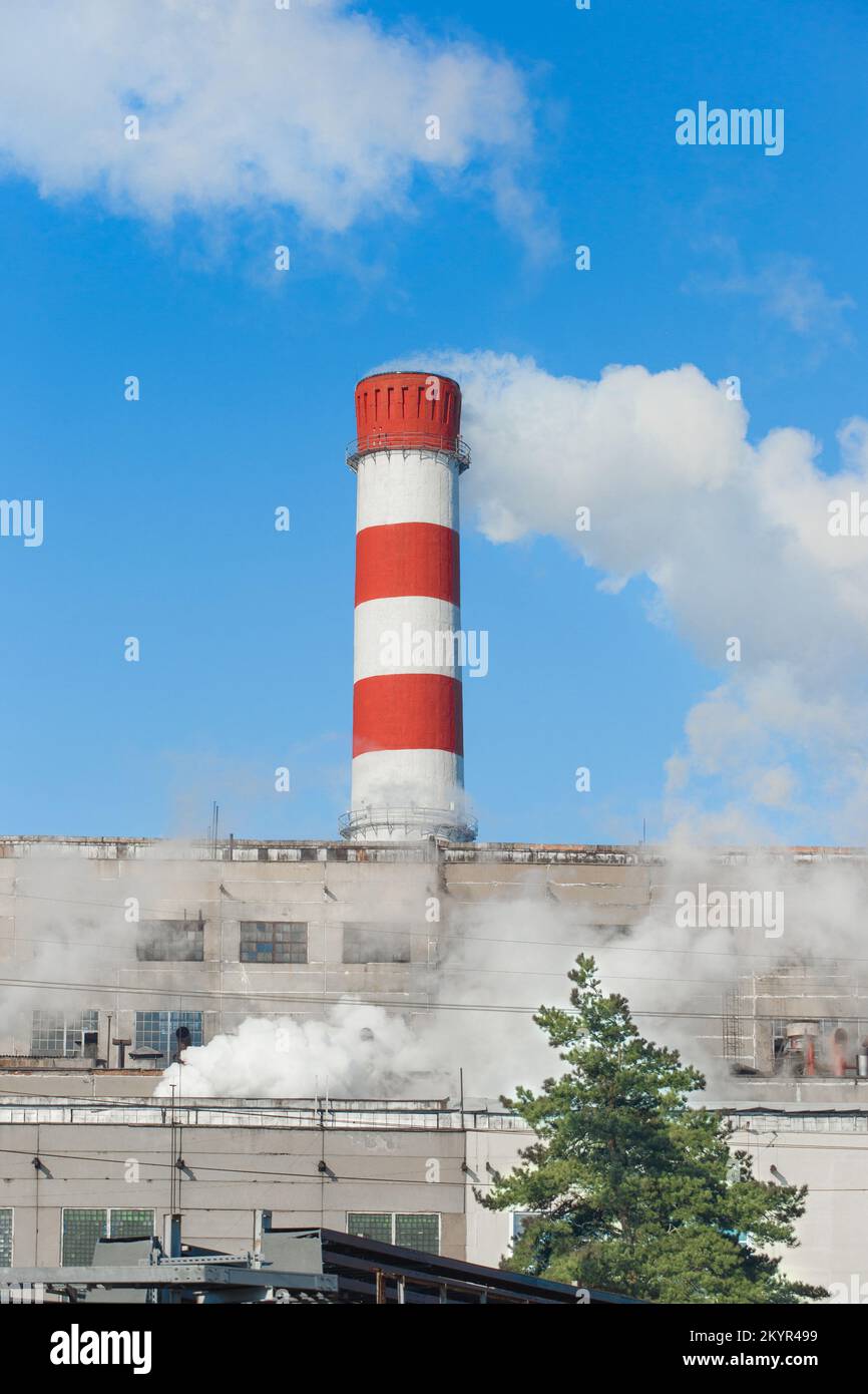 Inquinamento dell'ambiente circostante, della natura, dell'ecologia, dell'aria. Il tubo dell'impianto industriale emette fumo acrido tossico prodotto dall'impianto. Foto Stock