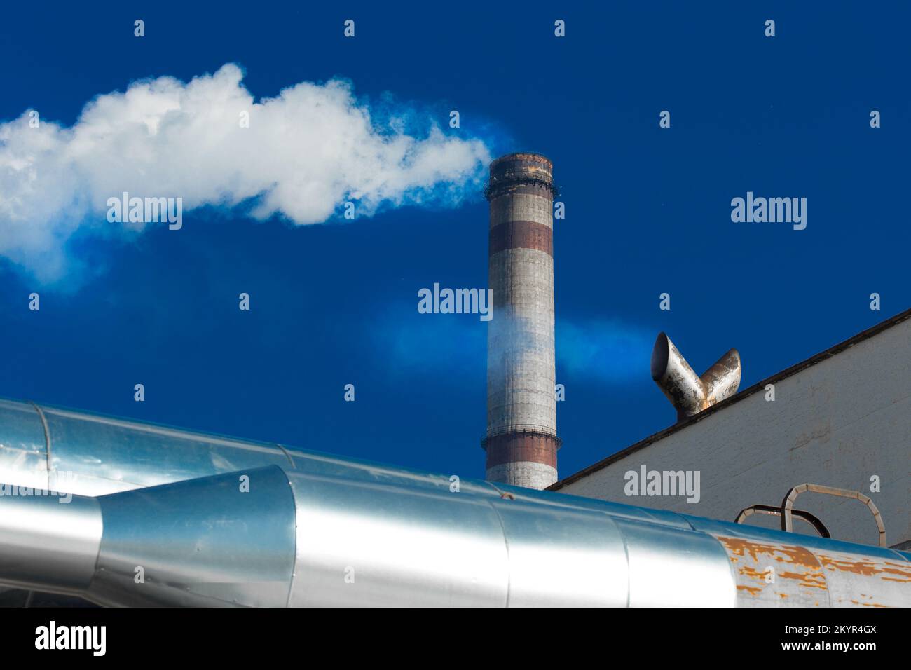Inquinamento dell'ambiente, dell'aria, dell'atmosfera e dei problemi ambientali. Il tubo dell'impianto industriale emette fumo tossico. Foto Stock