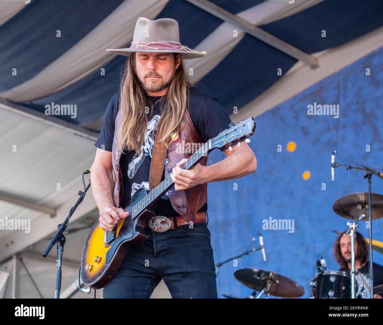 NEW ORLEANS, LA, USA - 27 aprile 2018: Lukas Nelson suona con la sua band Promise of the Real al New Orleans Jazz and Heritage Festival 2018 Foto Stock