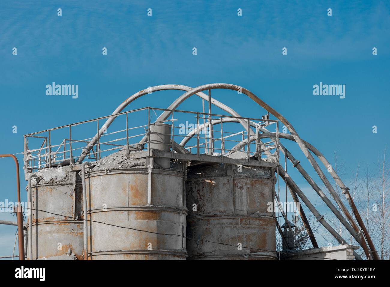 Stoccaggio serbatoio carburante gas chimico contenitore olio vecchio barile industriale. Foto Stock