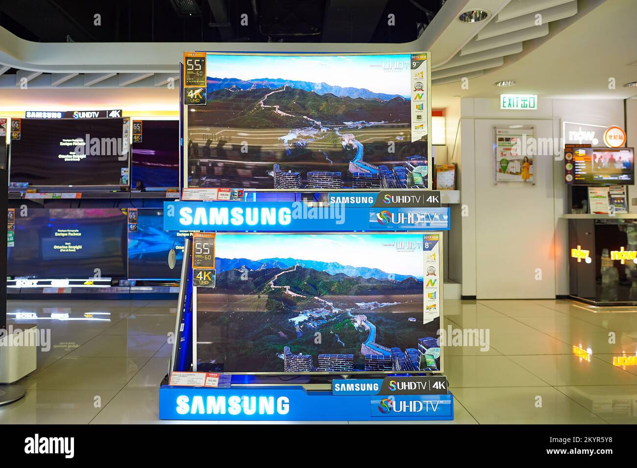 HONG KONG - 02 NOVEMBRE 2015: Interno di negozio in piazza New Town. Il New Town Plaza e' un centro commerciale nel centro citta' di Sha Tin ad Hong Kong. Dive Foto Stock